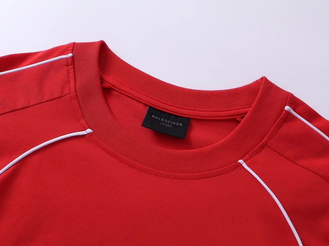 🅿️300 real photos [Top version. Official website quality] BALENCI*GA/Paris new model. Co-branded football sportswear LOGO embroidered printed long-sleeved T-shirt # The whole piece of clothing is stitched with multiple stitching edges. The craftsmanship is extremely complex and the market currency is very different. Welcome to compare 🆚. The fabric is made of Paris ZP custom-woven and dyed cotton double yarn. Weighing 260 grams, the cloth surface is clean. The cloth pattern is clear, soft and comfortable. The threads are dyed with no color difference. The classic pattern embroidery is embroidered by Tajima imported embroidery machine, and the printing uses imported glue. The letters are clear, three-dimensional and without burrs. Jubie market produces pictures based on pictures. Welcome to compare. The version adopts OS loose shoulder design. Same style for men and women. Code: BL225036 Color: black, white, pink, red, fluorescent yellow Size: XS S M L