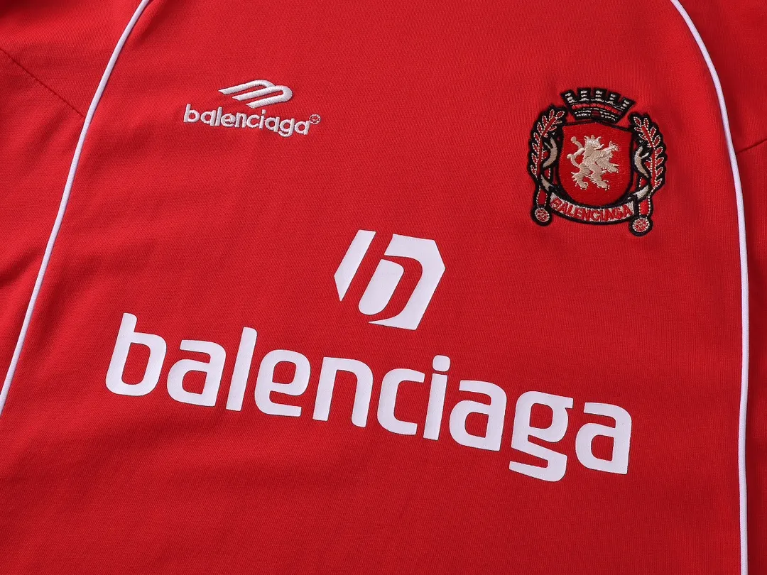 🅿️300 real photos [Top version. Official website quality] BALENCI*GA/Paris new model. Co-branded football sportswear LOGO embroidered printed long-sleeved T-shirt # The whole piece of clothing is stitched with multiple stitching edges. The craftsmanship is extremely complex and the market currency is very different. Welcome to compare 🆚. The fabric is made of Paris ZP custom-woven and dyed cotton double yarn. Weighing 260 grams, the cloth surface is clean. The cloth pattern is clear, soft and comfortable. The threads are dyed with no color difference. The classic pattern embroidery is embroidered by Tajima imported embroidery machine, and the printing uses imported glue. The letters are clear, three-dimensional and without burrs. Jubie market produces pictures based on pictures. Welcome to compare. The version adopts OS loose shoulder design. Same style for men and women. Code: BL225036 Color: black, white, pink, red, fluorescent yellow Size: XS S M L