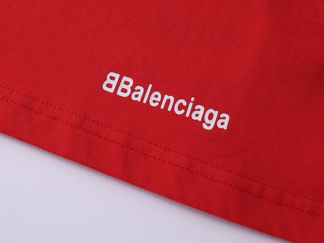 🅿️300 real photos [Top version. Official website quality] BALENCI*GA/Paris new model. Co-branded football sportswear LOGO embroidered printed long-sleeved T-shirt # The whole piece of clothing is stitched with multiple stitching edges. The craftsmanship is extremely complex and the market currency is very different. Welcome to compare 🆚. The fabric is made of Paris ZP custom-woven and dyed cotton double yarn. Weighing 260 grams, the cloth surface is clean. The cloth pattern is clear, soft and comfortable. The threads are dyed with no color difference. The classic pattern embroidery is embroidered by Tajima imported embroidery machine, and the printing uses imported glue. The letters are clear, three-dimensional and without burrs. Jubie market produces pictures based on pictures. Welcome to compare. The version adopts OS loose shoulder design. Same style for men and women. Code: BL225036 Color: black, white, pink, red, fluorescent yellow Size: XS S M L