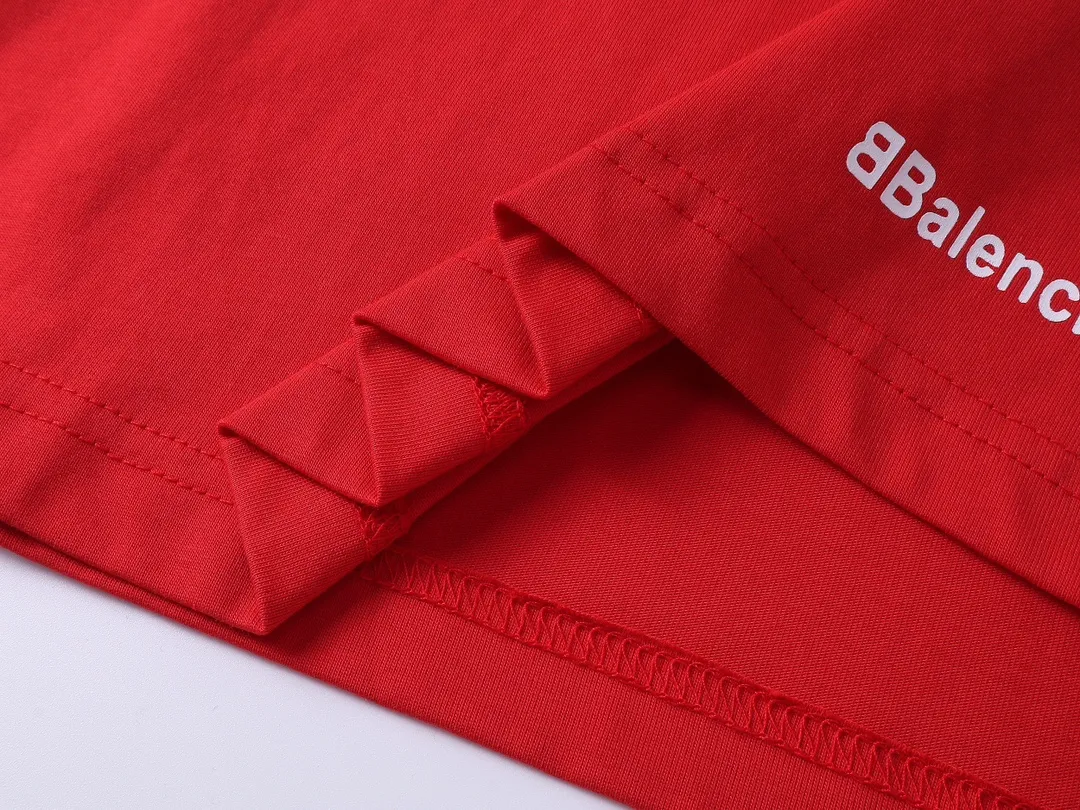 🅿️300 real photos [Top version. Official website quality] BALENCI*GA/Paris new model. Co-branded football sportswear LOGO embroidered printed long-sleeved T-shirt # The whole piece of clothing is stitched with multiple stitching edges. The craftsmanship is extremely complex and the market currency is very different. Welcome to compare 🆚. The fabric is made of Paris ZP custom-woven and dyed cotton double yarn. Weighing 260 grams, the cloth surface is clean. The cloth pattern is clear, soft and comfortable. The threads are dyed with no color difference. The classic pattern embroidery is embroidered by Tajima imported embroidery machine, and the printing uses imported glue. The letters are clear, three-dimensional and without burrs. Jubie market produces pictures based on pictures. Welcome to compare. The version adopts OS loose shoulder design. Same style for men and women. Code: BL225036 Color: black, white, pink, red, fluorescent yellow Size: XS S M L