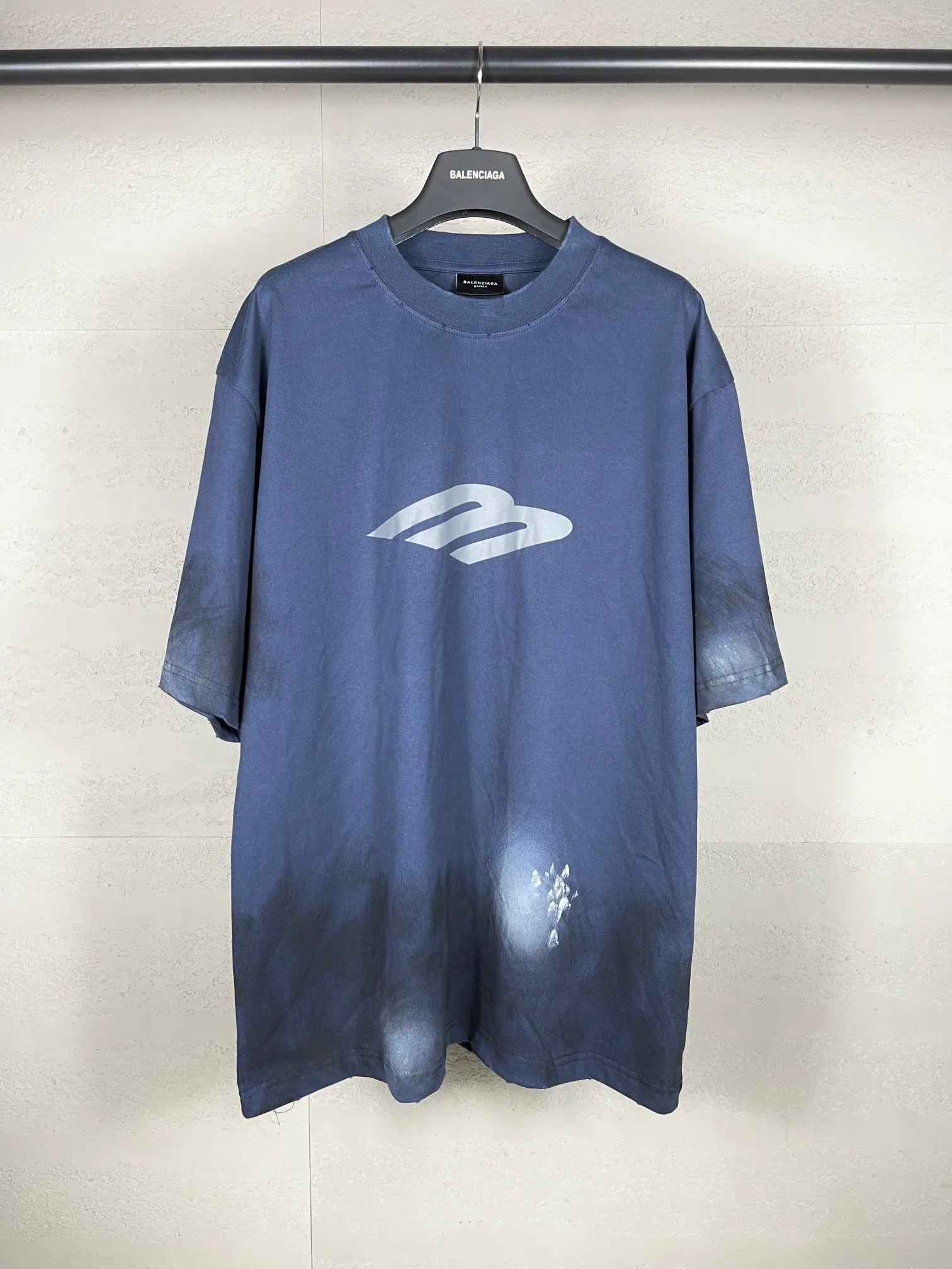 🅿️200 real photos [Top version. Official website quality] BALENCI*GA/Paris. 2024 latest front 3B mud hand-painted washed and distressed short-sleeved T-shirt. Brick cabinet synchronization. ⚠️Difference market currency. YB development. Worn. Hand-painted consistent with ZP. The fabric is made of Paris ZP custom-woven and dyed 100% cotton double yarn compact cotton. The weight is 260 grams, the cloth surface is clean. The cloth pattern is clear, soft and comfortable. The threads are dyed with no color difference. Ready-made garments are hand-painted, spray-painted, worn, distressed, and extra heavy-duty. Comparisons welcome. The version adopts OS loose shoulder design. Same style for men and women. Code: BL223388 Color: black, blue Size: XS. S. M. L