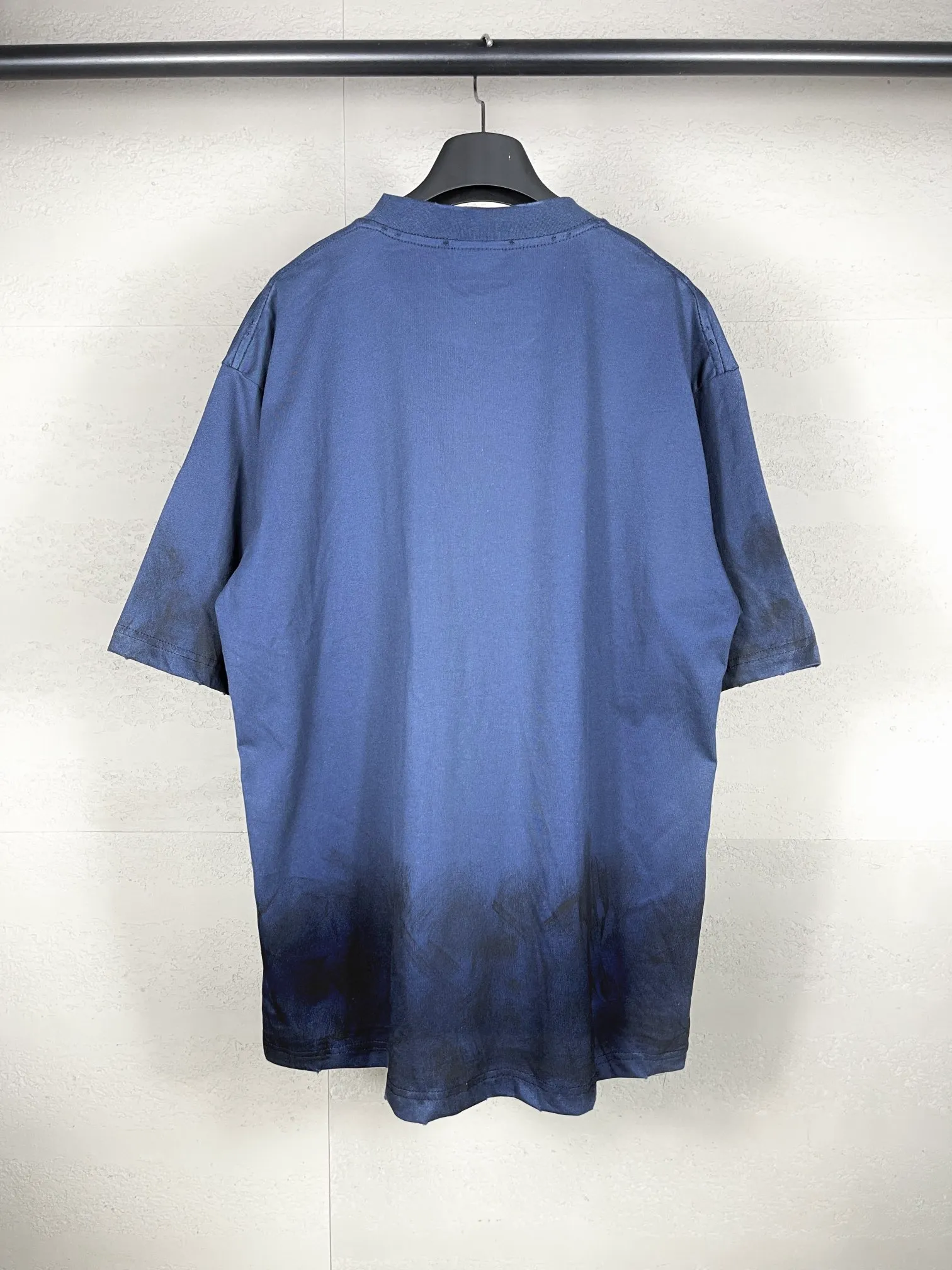 🅿️200 real photos [Top version. Official website quality] BALENCI*GA/Paris. 2024 latest front 3B mud hand-painted washed and distressed short-sleeved T-shirt. Brick cabinet synchronization. ⚠️Difference market currency. YB development. Worn. Hand-painted consistent with ZP. The fabric is made of Paris ZP custom-woven and dyed 100% cotton double yarn compact cotton. The weight is 260 grams, the cloth surface is clean. The cloth pattern is clear, soft and comfortable. The threads are dyed with no color difference. Ready-made garments are hand-painted, spray-painted, worn, distressed, and extra heavy-duty. Comparisons welcome. The version adopts OS loose shoulder design. Same style for men and women. Code: BL223388 Color: black, blue Size: XS. S. M. L