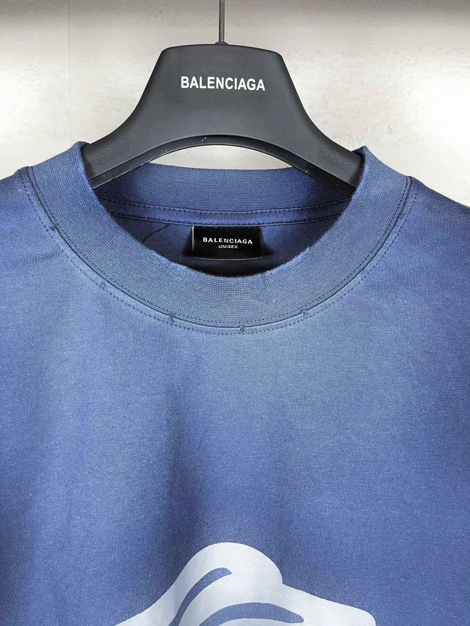 🅿️200 real photos [Top version. Official website quality] BALENCI*GA/Paris. 2024 latest front 3B mud hand-painted washed and distressed short-sleeved T-shirt. Brick cabinet synchronization. ⚠️Difference market currency. YB development. Worn. Hand-painted consistent with ZP. The fabric is made of Paris ZP custom-woven and dyed 100% cotton double yarn compact cotton. The weight is 260 grams, the cloth surface is clean. The cloth pattern is clear, soft and comfortable. The threads are dyed with no color difference. Ready-made garments are hand-painted, spray-painted, worn, distressed, and extra heavy-duty. Comparisons welcome. The version adopts OS loose shoulder design. Same style for men and women. Code: BL223388 Color: black, blue Size: XS. S. M. L