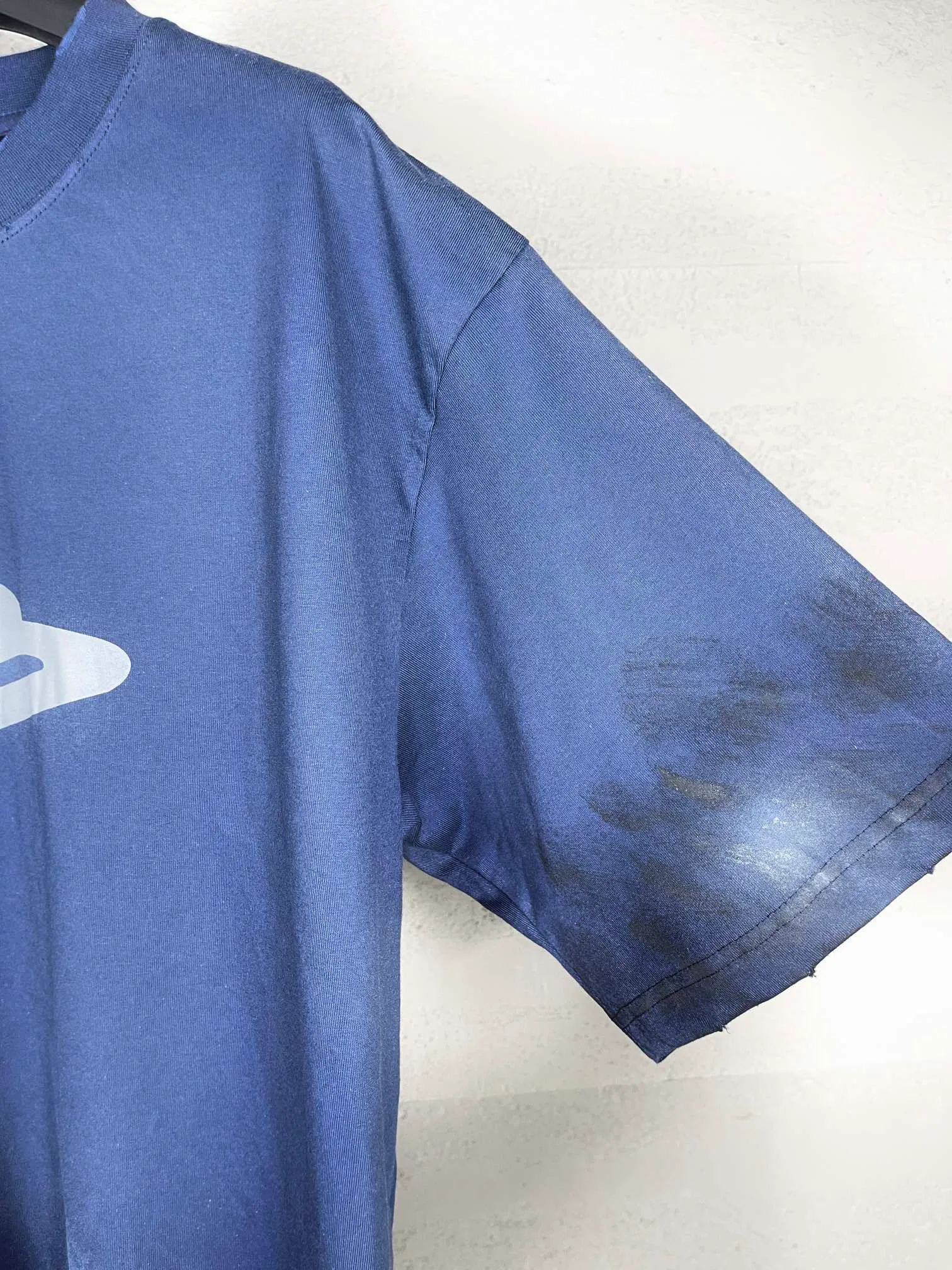 🅿️200 real photos [Top version. Official website quality] BALENCI*GA/Paris. 2024 latest front 3B mud hand-painted washed and distressed short-sleeved T-shirt. Brick cabinet synchronization. ⚠️Difference market currency. YB development. Worn. Hand-painted consistent with ZP. The fabric is made of Paris ZP custom-woven and dyed 100% cotton double yarn compact cotton. The weight is 260 grams, the cloth surface is clean. The cloth pattern is clear, soft and comfortable. The threads are dyed with no color difference. Ready-made garments are hand-painted, spray-painted, worn, distressed, and extra heavy-duty. Comparisons welcome. The version adopts OS loose shoulder design. Same style for men and women. Code: BL223388 Color: black, blue Size: XS. S. M. L
