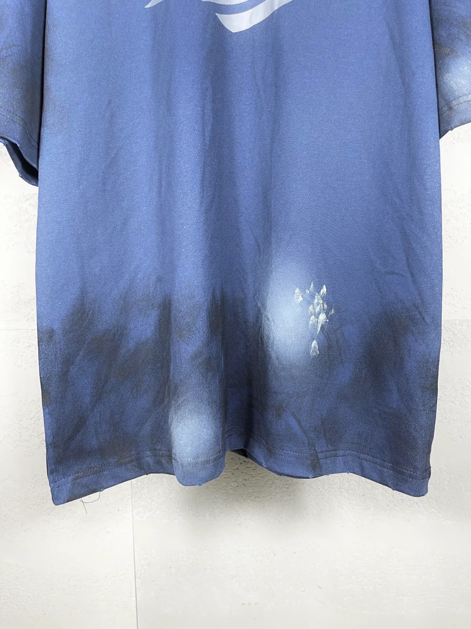 🅿️200 real photos [Top version. Official website quality] BALENCI*GA/Paris. 2024 latest front 3B mud hand-painted washed and distressed short-sleeved T-shirt. Brick cabinet synchronization. ⚠️Difference market currency. YB development. Worn. Hand-painted consistent with ZP. The fabric is made of Paris ZP custom-woven and dyed 100% cotton double yarn compact cotton. The weight is 260 grams, the cloth surface is clean. The cloth pattern is clear, soft and comfortable. The threads are dyed with no color difference. Ready-made garments are hand-painted, spray-painted, worn, distressed, and extra heavy-duty. Comparisons welcome. The version adopts OS loose shoulder design. Same style for men and women. Code: BL223388 Color: black, blue Size: XS. S. M. L