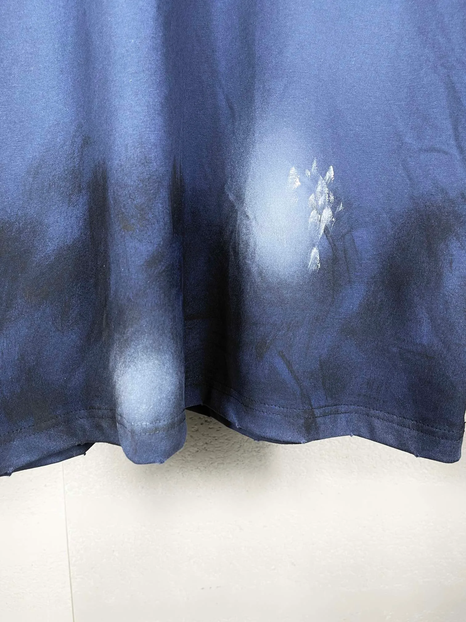 🅿️200 real photos [Top version. Official website quality] BALENCI*GA/Paris. 2024 latest front 3B mud hand-painted washed and distressed short-sleeved T-shirt. Brick cabinet synchronization. ⚠️Difference market currency. YB development. Worn. Hand-painted consistent with ZP. The fabric is made of Paris ZP custom-woven and dyed 100% cotton double yarn compact cotton. The weight is 260 grams, the cloth surface is clean. The cloth pattern is clear, soft and comfortable. The threads are dyed with no color difference. Ready-made garments are hand-painted, spray-painted, worn, distressed, and extra heavy-duty. Comparisons welcome. The version adopts OS loose shoulder design. Same style for men and women. Code: BL223388 Color: black, blue Size: XS. S. M. L