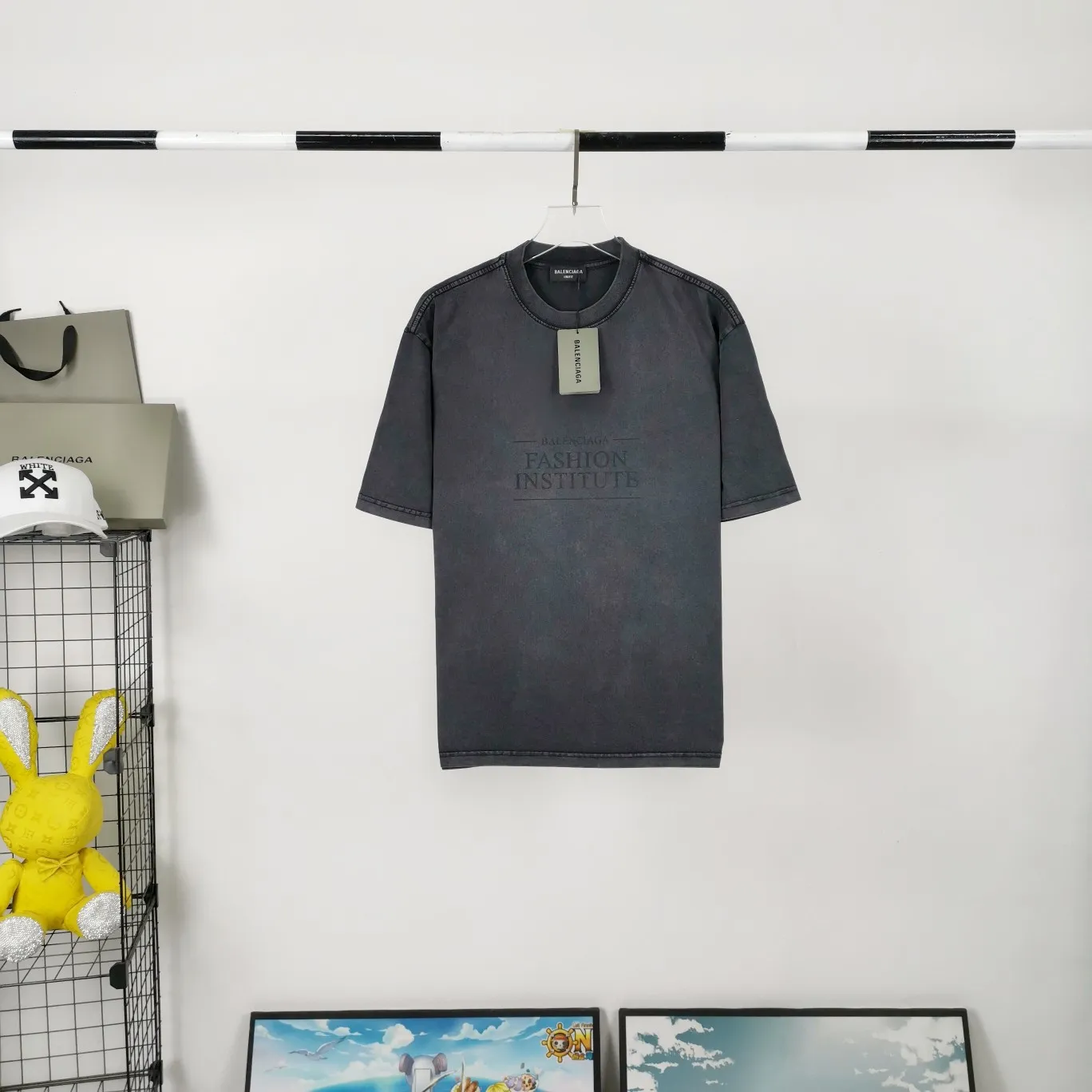 [New] The top tried and tested version of BALENCIAGA's new Paris Fashion Institute limited edition design team prints the same style short-sleeved T-shirts for male and female couples stars. It uses high-coverage screen water slurry technology, and is printed after washing. Ready-made garments are washed, fried snowflakes and sanded. The scrap rate is very high. Full of craftsmanship. 32S 280g double-ply double yarn pure cotton fabric. Ready-made garments are shaped and washed! Full of drape. Accessories: Butter paper with logo, three-label synchronous official website Size: XS-L Color: Washed black P:280