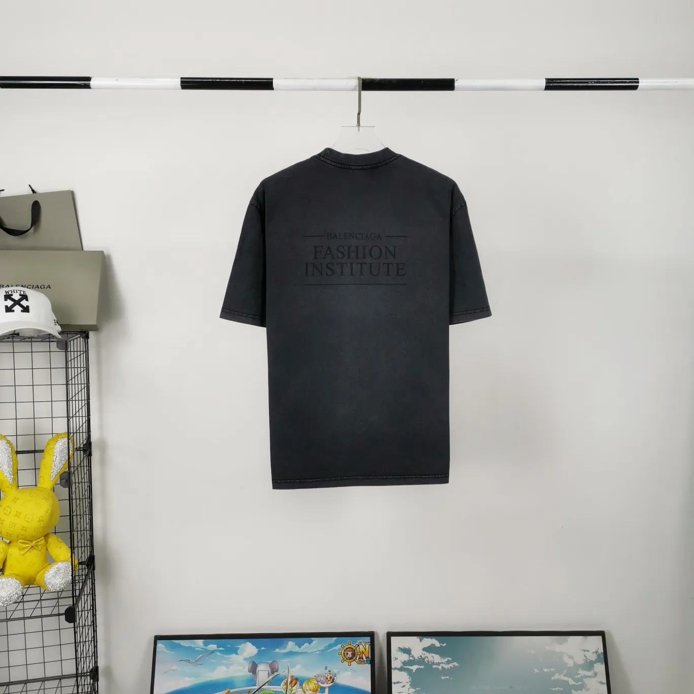 [New] The top tried and tested version of BALENCIAGA's new Paris Fashion Institute limited edition design team prints the same style short-sleeved T-shirts for male and female couples stars. It uses high-coverage screen water slurry technology, and is printed after washing. Ready-made garments are washed, fried snowflakes and sanded. The scrap rate is very high. Full of craftsmanship. 32S 280g double-ply double yarn pure cotton fabric. Ready-made garments are shaped and washed! Full of drape. Accessories: Butter paper with logo, three-label synchronous official website Size: XS-L Color: Washed black P:280