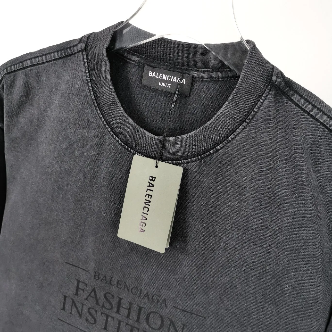 [New] The top tried and tested version of BALENCIAGA's new Paris Fashion Institute limited edition design team prints the same style short-sleeved T-shirts for male and female couples stars. It uses high-coverage screen water slurry technology, and is printed after washing. Ready-made garments are washed, fried snowflakes and sanded. The scrap rate is very high. Full of craftsmanship. 32S 280g double-ply double yarn pure cotton fabric. Ready-made garments are shaped and washed! Full of drape. Accessories: Butter paper with logo, three-label synchronous official website Size: XS-L Color: Washed black P:280