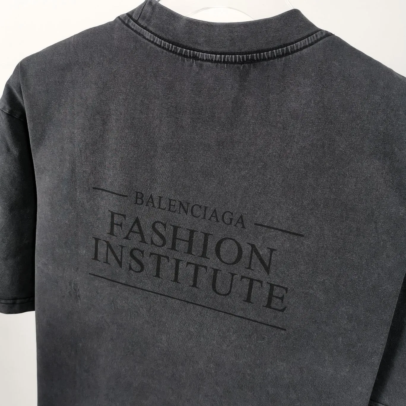 [New] The top tried and tested version of BALENCIAGA's new Paris Fashion Institute limited edition design team prints the same style short-sleeved T-shirts for male and female couples stars. It uses high-coverage screen water slurry technology, and is printed after washing. Ready-made garments are washed, fried snowflakes and sanded. The scrap rate is very high. Full of craftsmanship. 32S 280g double-ply double yarn pure cotton fabric. Ready-made garments are shaped and washed! Full of drape. Accessories: Butter paper with logo, three-label synchronous official website Size: XS-L Color: Washed black P:280