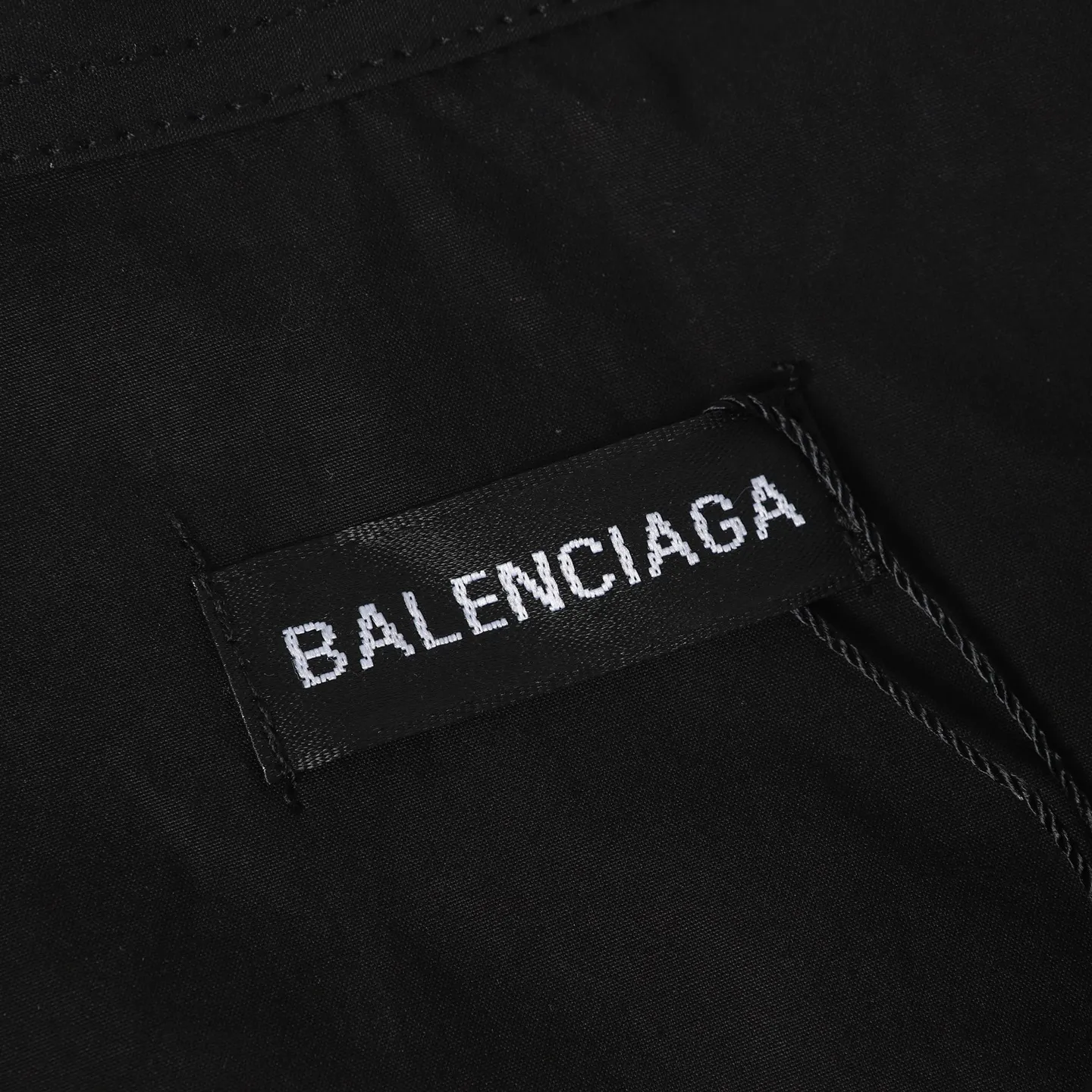 🅿️306 BALENCIAGA BLCG NANO BB embroidered long-sleeved shirt. Customized plain cotton fabric, imported machine embroidery technology, using side-turn buried stitching process to provide high-quality stitching effect, smooth and neat, neat and tidy. The fabrics have been sand washed for better hand feel and texture, not easy to deform, not easy to shrink, not easy to fade, customized accessories, loose version Color: black/white Size: 36 38 40 42
