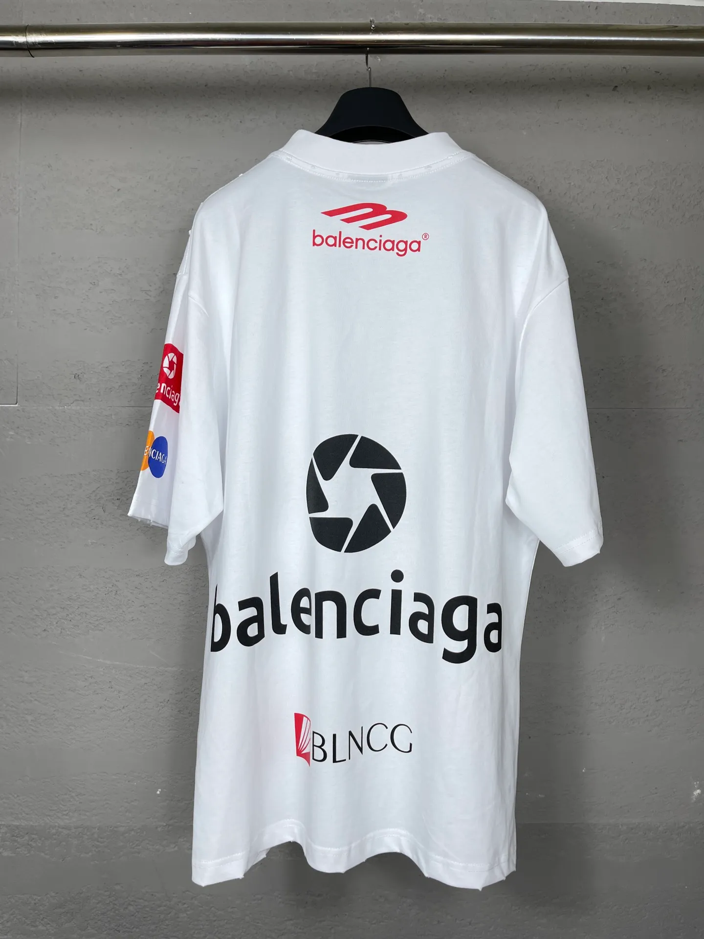 🅿️206 Real photos [Top version. Official website quality] BALENCI*GA/Paris BALENCI*GA#2024 latest model, multiple LoGO classic printed collars embroidered ready-to-wear distressed short-sleeved T-shirts. Brick cabinet synchronization. Genuine products are developed and developed in the first time. Welcome to compare! The fabric is made of Paris ZP custom-woven and dyed 100% cotton double-yarn compact cotton. The weight is 260 grams. The cloth surface is clean. The cloth pattern is clear. It is soft and comfortable. It has good color fastness and is not easy to change color. The threads are woven and dyed with no color difference. The printing is done by computer direct printing, and the rib embroidery on the back collar has a three-dimensional effect. The garment is worn and worn, with ultra-high craftsmanship. The version adopts the OS loose shoulder style. Same style for men and women. Coding: BL223206 Color: white, gray blue Size: XS to L