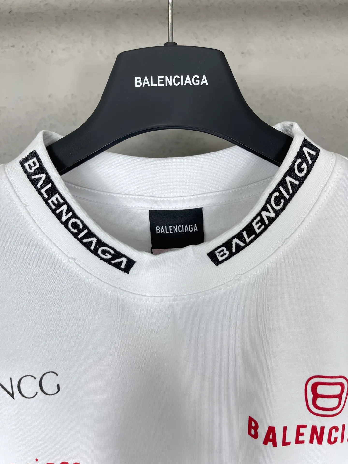 🅿️206 Real photos [Top version. Official website quality] BALENCI*GA/Paris BALENCI*GA#2024 latest model, multiple LoGO classic printed collars embroidered ready-to-wear distressed short-sleeved T-shirts. Brick cabinet synchronization. Genuine products are developed and developed in the first time. Welcome to compare! The fabric is made of Paris ZP custom-woven and dyed 100% cotton double-yarn compact cotton. The weight is 260 grams. The cloth surface is clean. The cloth pattern is clear. It is soft and comfortable. It has good color fastness and is not easy to change color. The threads are woven and dyed with no color difference. The printing is done by computer direct printing, and the rib embroidery on the back collar has a three-dimensional effect. The garment is worn and worn, with ultra-high craftsmanship. The version adopts the OS loose shoulder style. Same style for men and women. Coding: BL223206 Color: white, gray blue Size: XS to L