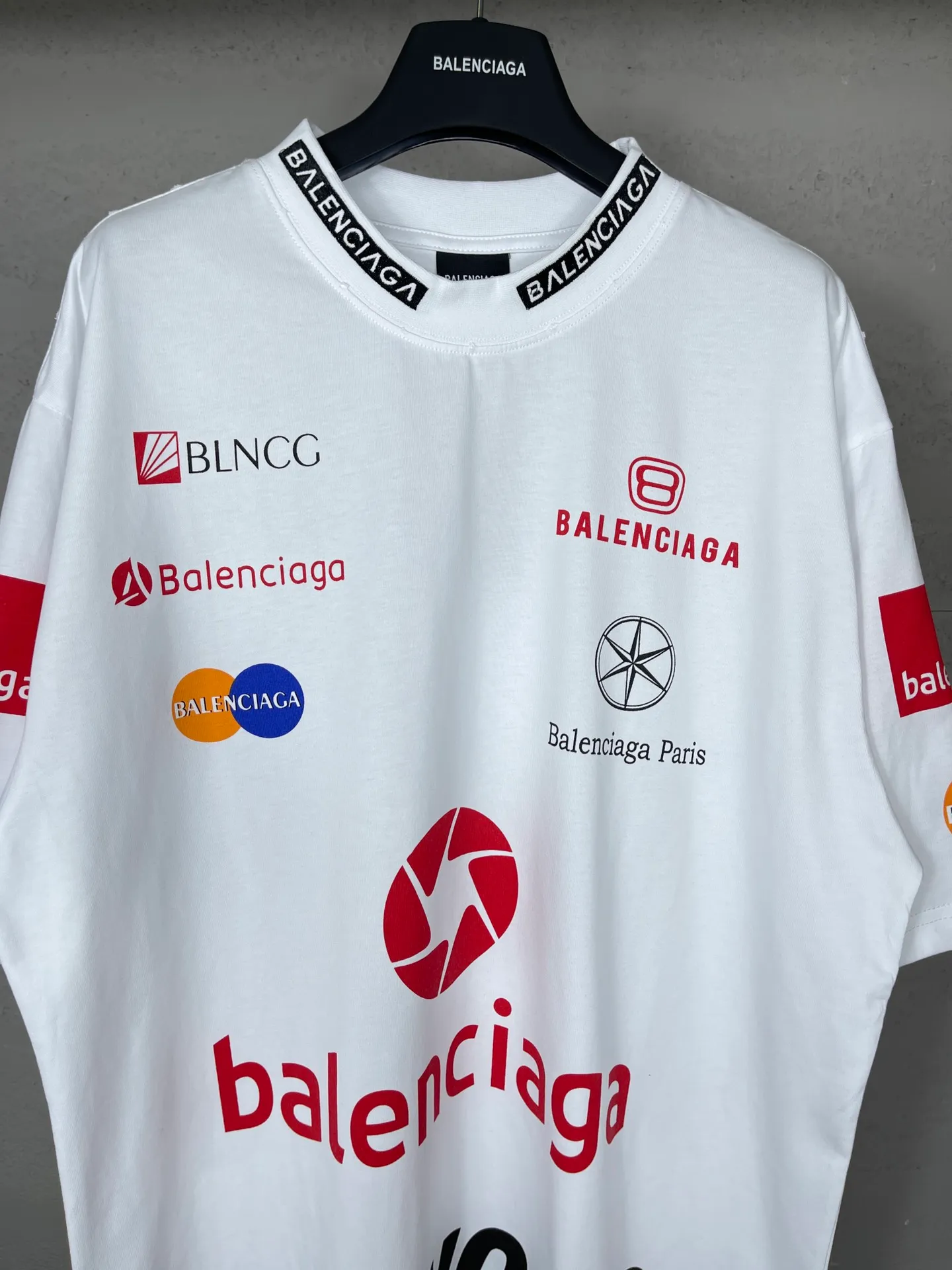 🅿️206 Real photos [Top version. Official website quality] BALENCI*GA/Paris BALENCI*GA#2024 latest model, multiple LoGO classic printed collars embroidered ready-to-wear distressed short-sleeved T-shirts. Brick cabinet synchronization. Genuine products are developed and developed in the first time. Welcome to compare! The fabric is made of Paris ZP custom-woven and dyed 100% cotton double-yarn compact cotton. The weight is 260 grams. The cloth surface is clean. The cloth pattern is clear. It is soft and comfortable. It has good color fastness and is not easy to change color. The threads are woven and dyed with no color difference. The printing is done by computer direct printing, and the rib embroidery on the back collar has a three-dimensional effect. The garment is worn and worn, with ultra-high craftsmanship. The version adopts the OS loose shoulder style. Same style for men and women. Coding: BL223206 Color: white, gray blue Size: XS to L