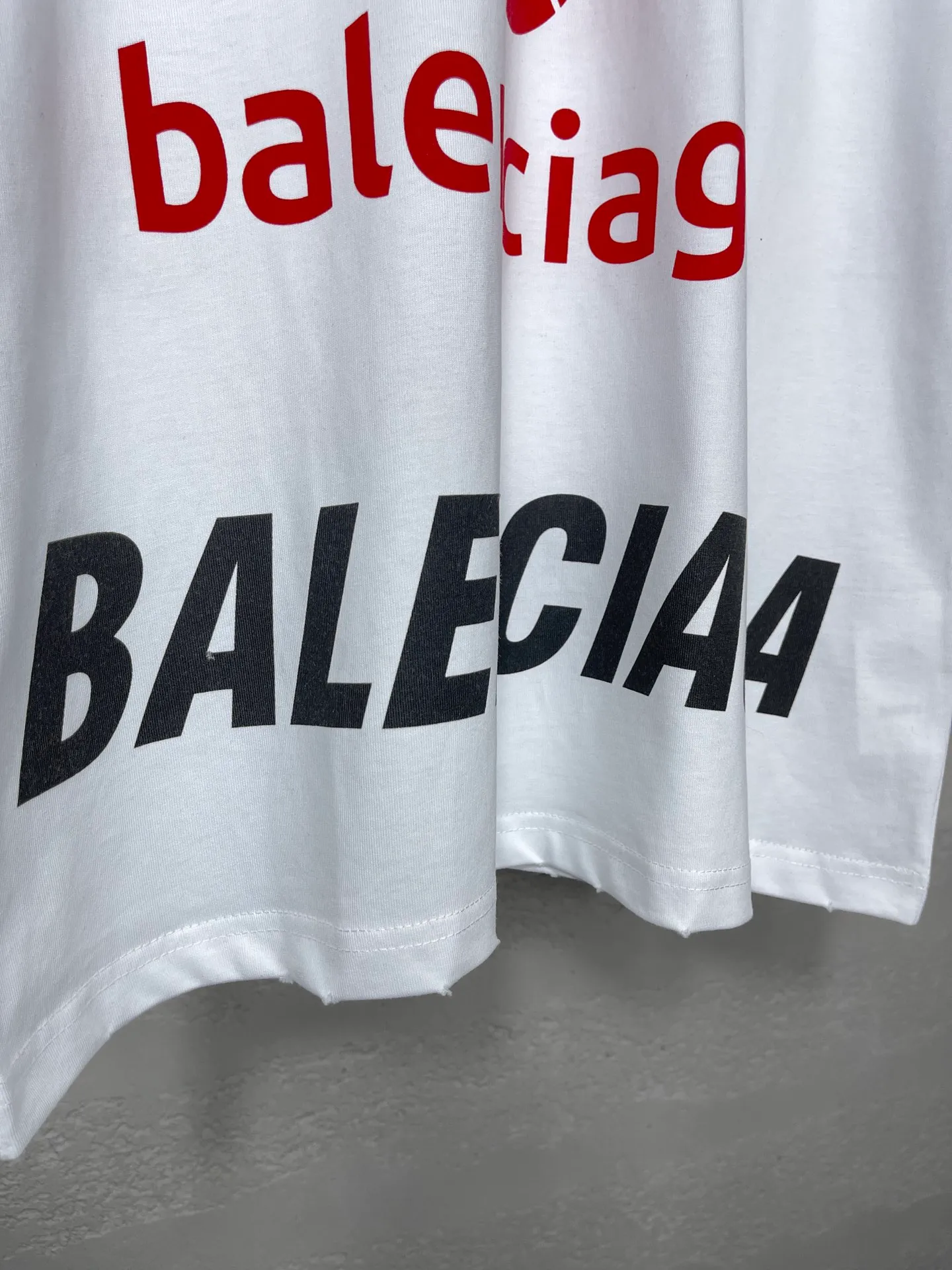 🅿️206 Real photos [Top version. Official website quality] BALENCI*GA/Paris BALENCI*GA#2024 latest model, multiple LoGO classic printed collars embroidered ready-to-wear distressed short-sleeved T-shirts. Brick cabinet synchronization. Genuine products are developed and developed in the first time. Welcome to compare! The fabric is made of Paris ZP custom-woven and dyed 100% cotton double-yarn compact cotton. The weight is 260 grams. The cloth surface is clean. The cloth pattern is clear. It is soft and comfortable. It has good color fastness and is not easy to change color. The threads are woven and dyed with no color difference. The printing is done by computer direct printing, and the rib embroidery on the back collar has a three-dimensional effect. The garment is worn and worn, with ultra-high craftsmanship. The version adopts the OS loose shoulder style. Same style for men and women. Coding: BL223206 Color: white, gray blue Size: XS to L