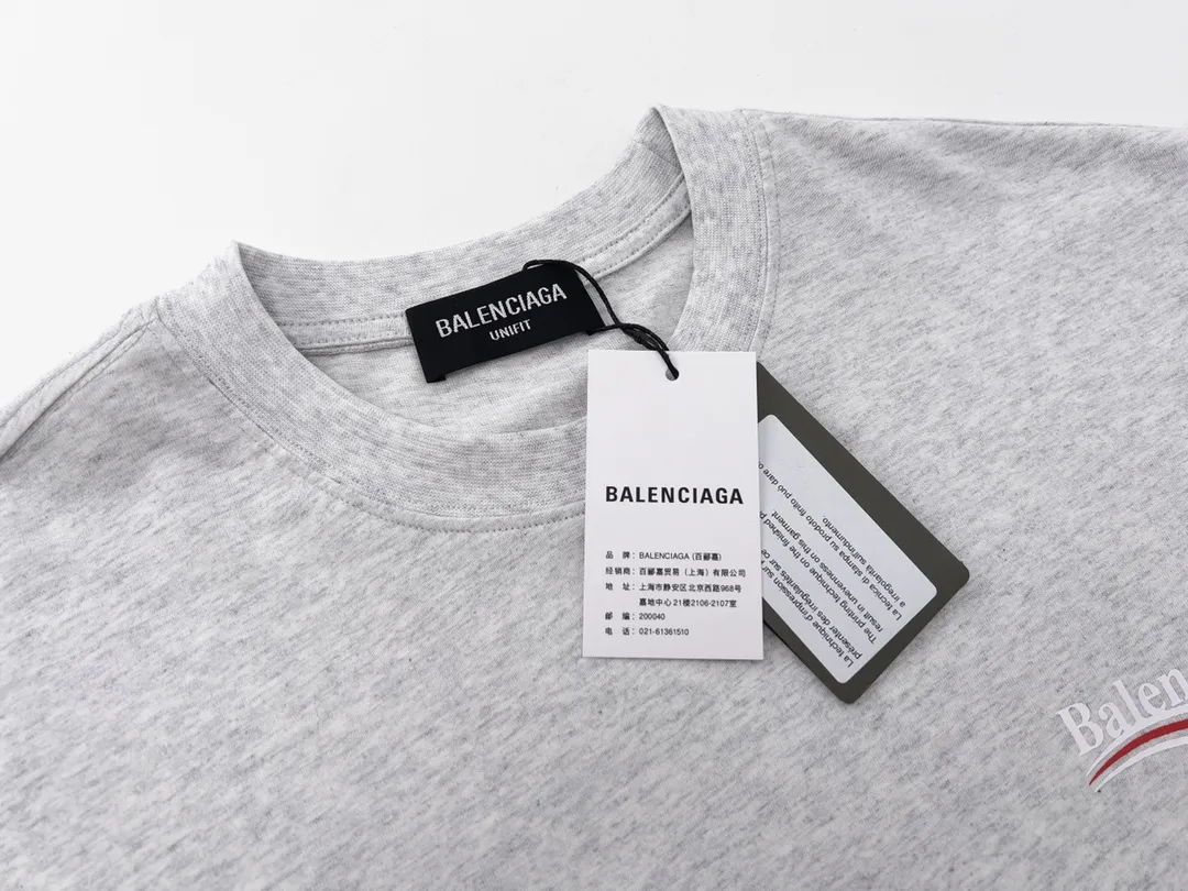 🅿️166 Detailed picture [Top version. Official website quality] BALENCI*GA/Paris #Classic, Coke printed short-sleeved T-shirt# The fabric is made of Paris ZP custom-woven and dyed cotton double yarn. Weighing 260 grams, the cloth surface is clean. The cloth pattern is clear, soft and comfortable. The threads are dyed with no color difference. The classic pattern printing uses environmentally friendly imported glue and precision stencil. The letters are clear. No burrs. The three-dimensional effect is strong. All colors are synchronized with the brick cabinets, custom woven and dyed, and will not fade. Different market currencies. The version adopts OS loose shoulder style. Same style for men and women. Code: BL223029 Color: White. Black. Yellow. Red. Gray. Gray blue. Blue. Army green and navy. Size: XS to L