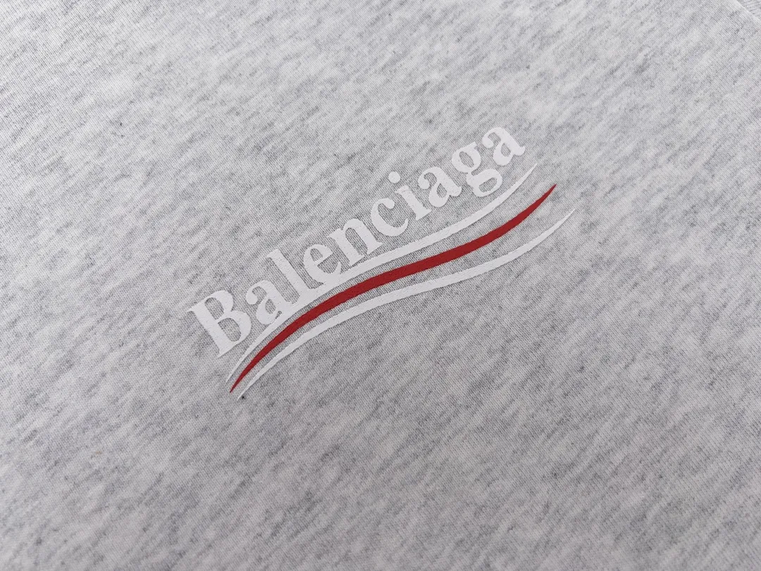 🅿️166 Detailed picture [Top version. Official website quality] BALENCI*GA/Paris #Classic, Coke printed short-sleeved T-shirt# The fabric is made of Paris ZP custom-woven and dyed cotton double yarn. Weighing 260 grams, the cloth surface is clean. The cloth pattern is clear, soft and comfortable. The threads are dyed with no color difference. The classic pattern printing uses environmentally friendly imported glue and precision stencil. The letters are clear. No burrs. The three-dimensional effect is strong. All colors are synchronized with the brick cabinets, custom woven and dyed, and will not fade. Different market currencies. The version adopts OS loose shoulder style. Same style for men and women. Code: BL223029 Color: White. Black. Yellow. Red. Gray. Gray blue. Blue. Army green and navy. Size: XS to L