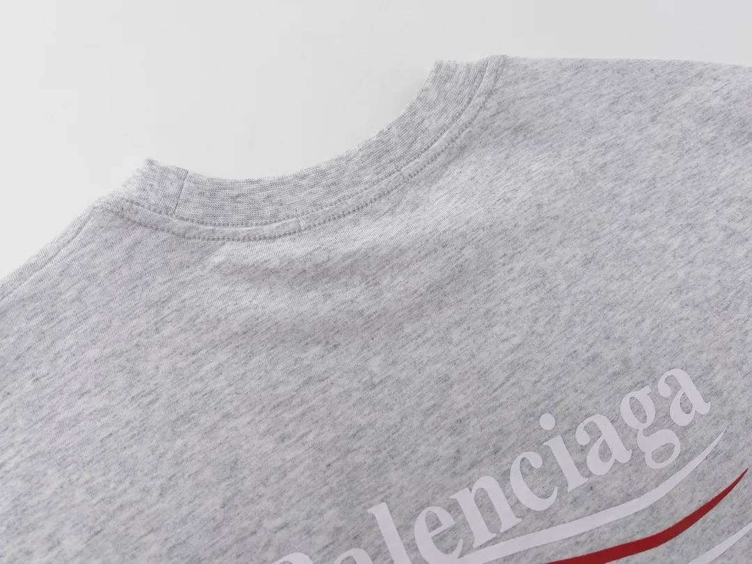 🅿️166 Detailed picture [Top version. Official website quality] BALENCI*GA/Paris #Classic, Coke printed short-sleeved T-shirt# The fabric is made of Paris ZP custom-woven and dyed cotton double yarn. Weighing 260 grams, the cloth surface is clean. The cloth pattern is clear, soft and comfortable. The threads are dyed with no color difference. The classic pattern printing uses environmentally friendly imported glue and precision stencil. The letters are clear. No burrs. The three-dimensional effect is strong. All colors are synchronized with the brick cabinets, custom woven and dyed, and will not fade. Different market currencies. The version adopts OS loose shoulder style. Same style for men and women. Code: BL223029 Color: White. Black. Yellow. Red. Gray. Gray blue. Blue. Army green and navy. Size: XS to L