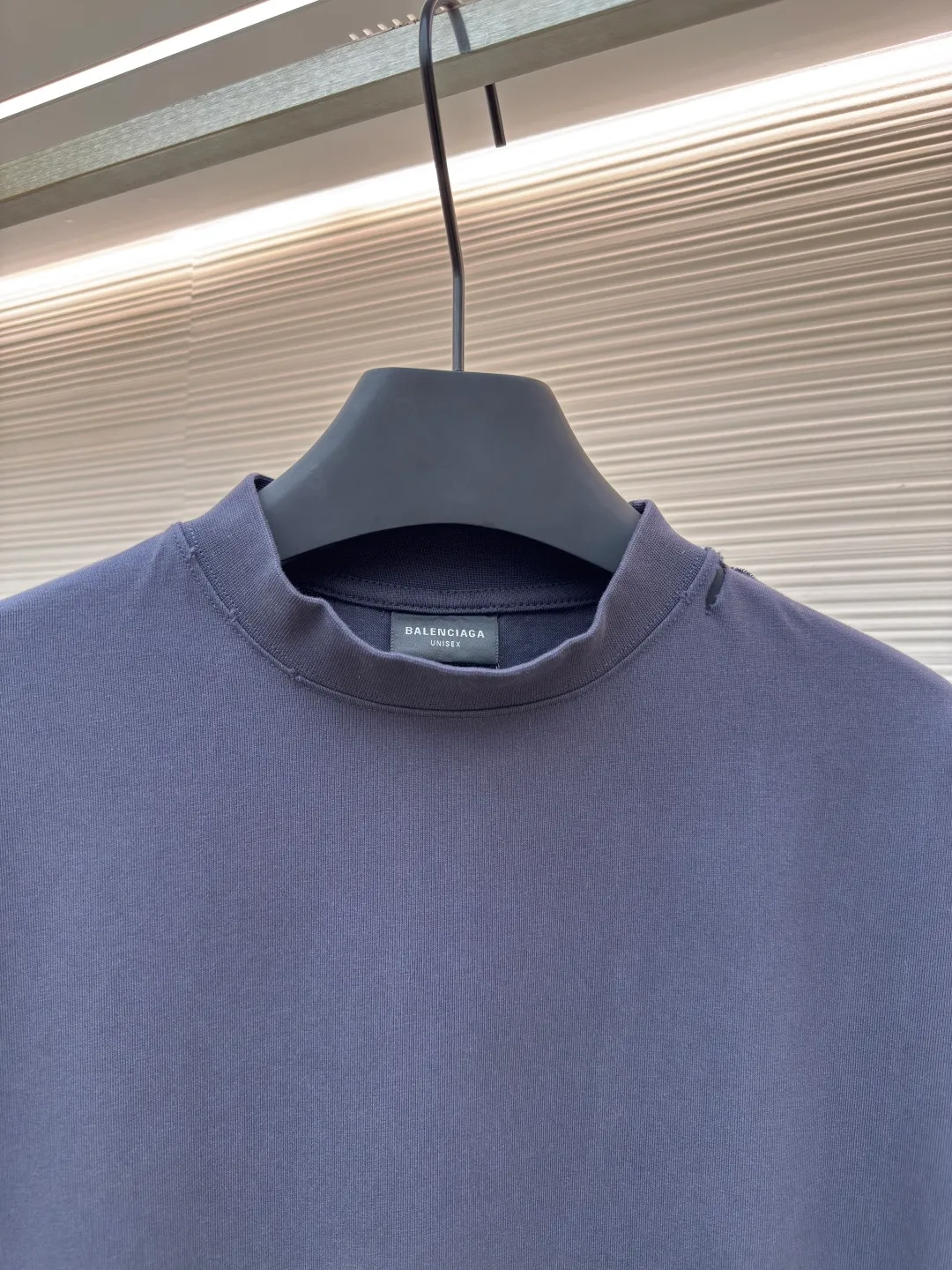 Balenciaga Masking Tape Short Sleeves ●Authentic product: Purchased and developed by 4002 ●Item No.: 1680276-A35 ●Fabric: Ribbed process ●Technology: Washed and brushed ●Version: Fitted version ●Weight: about 365 grams ●Size: 1-2-3-4 ●Description: The sleeves and hem are worn with a frayed effect. The lining is clean, no ends, no excess edges, the shoulders are frayed, and the stitching is straight. Three-needle and five-thread craftsmanship. The shoulders are lined with taping. The fabric is made of distressed washed and brushed technology. The collar is designed with frayed holes. The ribbed fabric is custom-woven and dyed. The color is consistent and there is no color difference. Masking tape letters are used on the chest. The overall process of heavy craftsmanship. The washed fabric is comfortable and soft. The effect is worn and washed. The letters on the back are manually counter-positioned and shaped with a hot plate for glue printing. The overall wiring is straight and delicate, the fabric is comfortable and soft, and the color is consistent without color difference. It can be matched with the same style to create a fashionable look and control various occasions. Customized accessories, complete with three standards, same style for men and women!