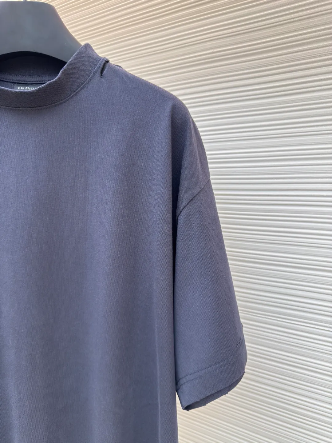 Balenciaga Masking Tape Short Sleeves ●Authentic product: Purchased and developed by 4002 ●Item No.: 1680276-A35 ●Fabric: Ribbed process ●Technology: Washed and brushed ●Version: Fitted version ●Weight: about 365 grams ●Size: 1-2-3-4 ●Description: The sleeves and hem are worn with a frayed effect. The lining is clean, no ends, no excess edges, the shoulders are frayed, and the stitching is straight. Three-needle and five-thread craftsmanship. The shoulders are lined with taping. The fabric is made of distressed washed and brushed technology. The collar is designed with frayed holes. The ribbed fabric is custom-woven and dyed. The color is consistent and there is no color difference. Masking tape letters are used on the chest. The overall process of heavy craftsmanship. The washed fabric is comfortable and soft. The effect is worn and washed. The letters on the back are manually counter-positioned and shaped with a hot plate for glue printing. The overall wiring is straight and delicate, the fabric is comfortable and soft, and the color is consistent without color difference. It can be matched with the same style to create a fashionable look and control various occasions. Customized accessories, complete with three standards, same style for men and women!