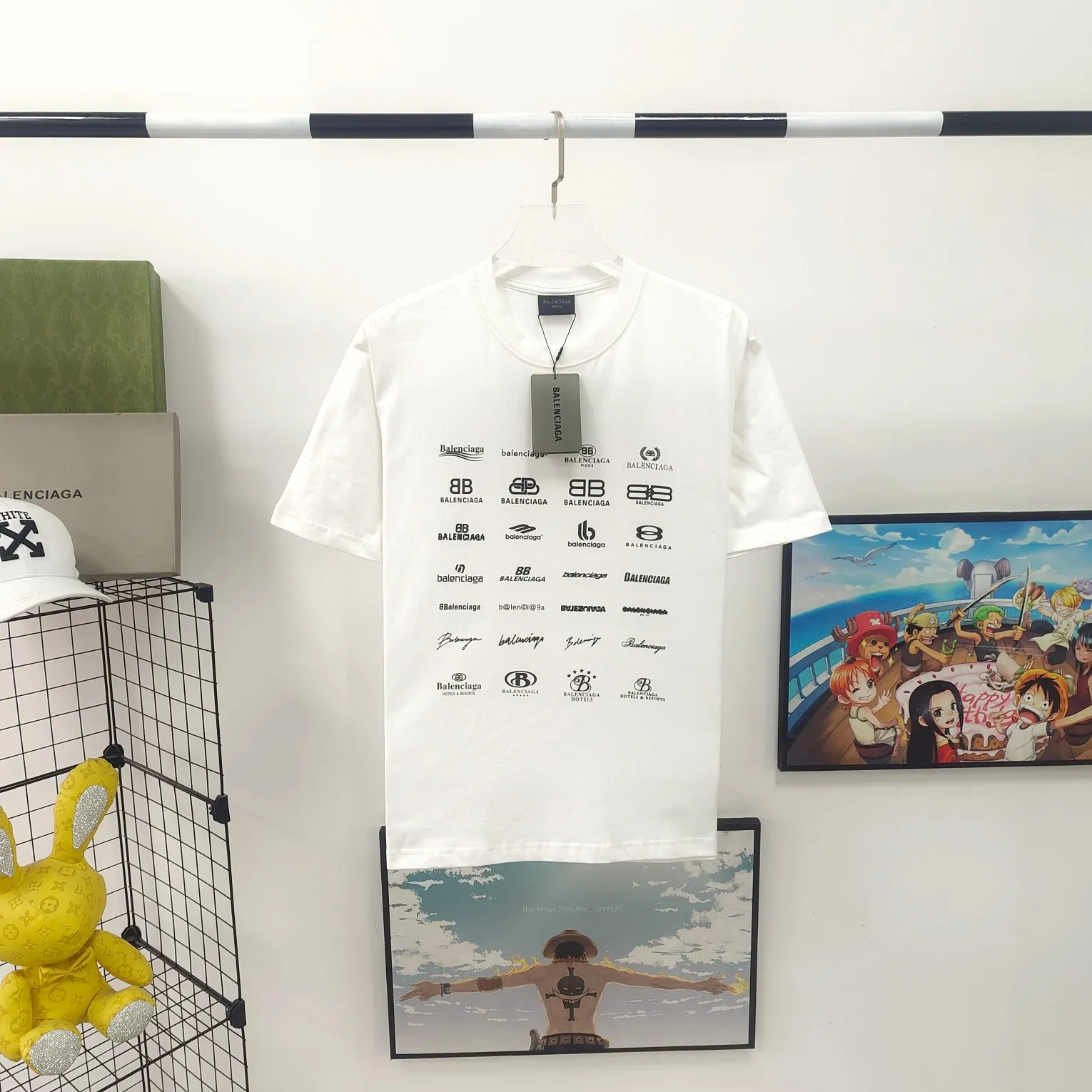 [New] The top version of Balenciaga BALENCIAGA is fully printed with LOGO slogans for male and female couples stars. The same style pure cotton loose short-sleeved T-shirt. Balenciaga was founded by Cristobal Balenciaga, a great genius designer who is known as the representative of the 20th century. For more than half a century since the brand was founded, Balenciaga has been famous for its fashion and elegance in the fashion industry. You can find any of your favorite logos on the front and back of this piece, Ness.  The front and rear printing uses low-coverage screen printing technology, and the glue is imported. The printing is very delicate, and the scratched out problems are very clear and there are no burrs. The fabric is made of 280g double-ply double-yarn pure cotton loose fabric, which is loose and breathable, has good drying effect, full drape and skin toning. Color: Black White Pink Size: XS-L P:240