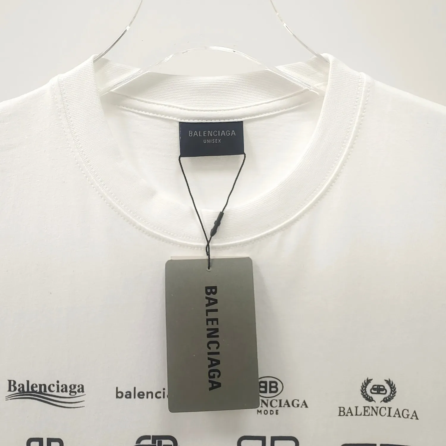 [New] The top version of Balenciaga BALENCIAGA is fully printed with LOGO slogans for male and female couples stars. The same style pure cotton loose short-sleeved T-shirt. Balenciaga was founded by Cristobal Balenciaga, a great genius designer who is known as the representative of the 20th century. For more than half a century since the brand was founded, Balenciaga has been famous for its fashion and elegance in the fashion industry. You can find any of your favorite logos on the front and back of this piece, Ness.  The front and rear printing uses low-coverage screen printing technology, and the glue is imported. The printing is very delicate, and the scratched out problems are very clear and there are no burrs. The fabric is made of 280g double-ply double-yarn pure cotton loose fabric, which is loose and breathable, has good drying effect, full drape and skin toning. Color: Black White Pink Size: XS-L P:240