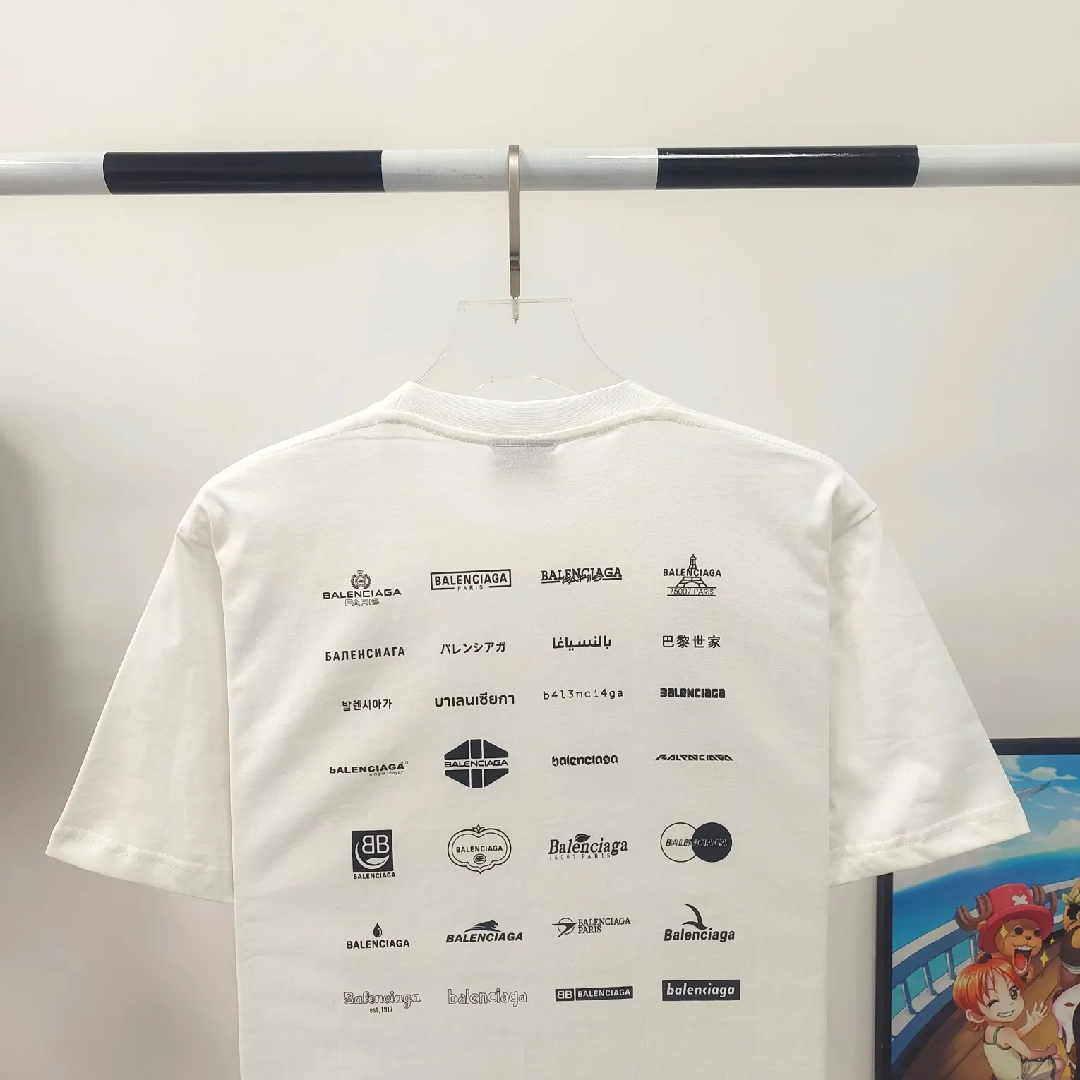 [New] The top version of Balenciaga BALENCIAGA is fully printed with LOGO slogans for male and female couples stars. The same style pure cotton loose short-sleeved T-shirt. Balenciaga was founded by Cristobal Balenciaga, a great genius designer who is known as the representative of the 20th century. For more than half a century since the brand was founded, Balenciaga has been famous for its fashion and elegance in the fashion industry. You can find any of your favorite logos on the front and back of this piece, Ness.  The front and rear printing uses low-coverage screen printing technology, and the glue is imported. The printing is very delicate, and the scratched out problems are very clear and there are no burrs. The fabric is made of 280g double-ply double-yarn pure cotton loose fabric, which is loose and breathable, has good drying effect, full drape and skin toning. Color: Black White Pink Size: XS-L P:240