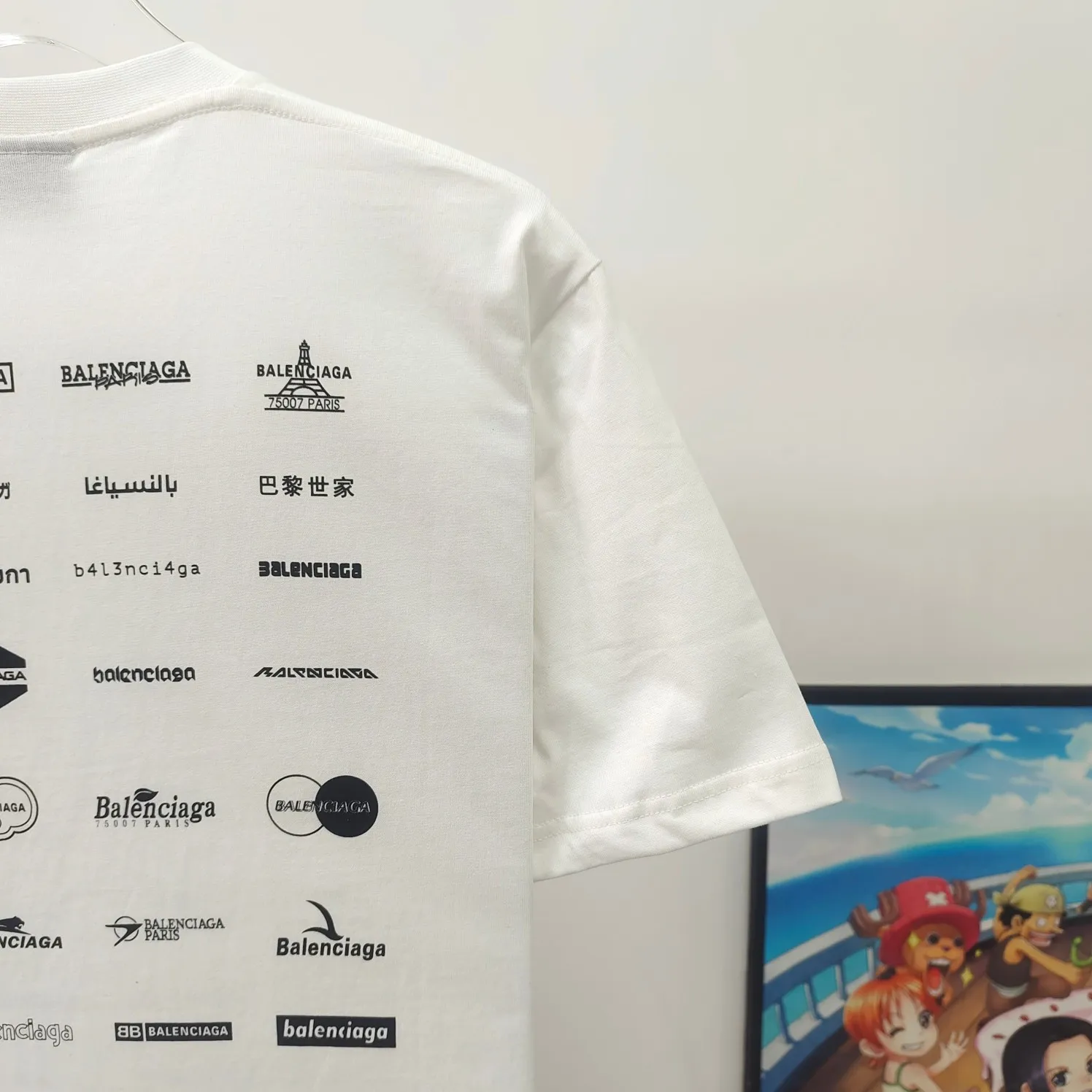 [New] The top version of Balenciaga BALENCIAGA is fully printed with LOGO slogans for male and female couples stars. The same style pure cotton loose short-sleeved T-shirt. Balenciaga was founded by Cristobal Balenciaga, a great genius designer who is known as the representative of the 20th century. For more than half a century since the brand was founded, Balenciaga has been famous for its fashion and elegance in the fashion industry. You can find any of your favorite logos on the front and back of this piece, Ness.  The front and rear printing uses low-coverage screen printing technology, and the glue is imported. The printing is very delicate, and the scratched out problems are very clear and there are no burrs. The fabric is made of 280g double-ply double-yarn pure cotton loose fabric, which is loose and breathable, has good drying effect, full drape and skin toning. Color: Black White Pink Size: XS-L P:240