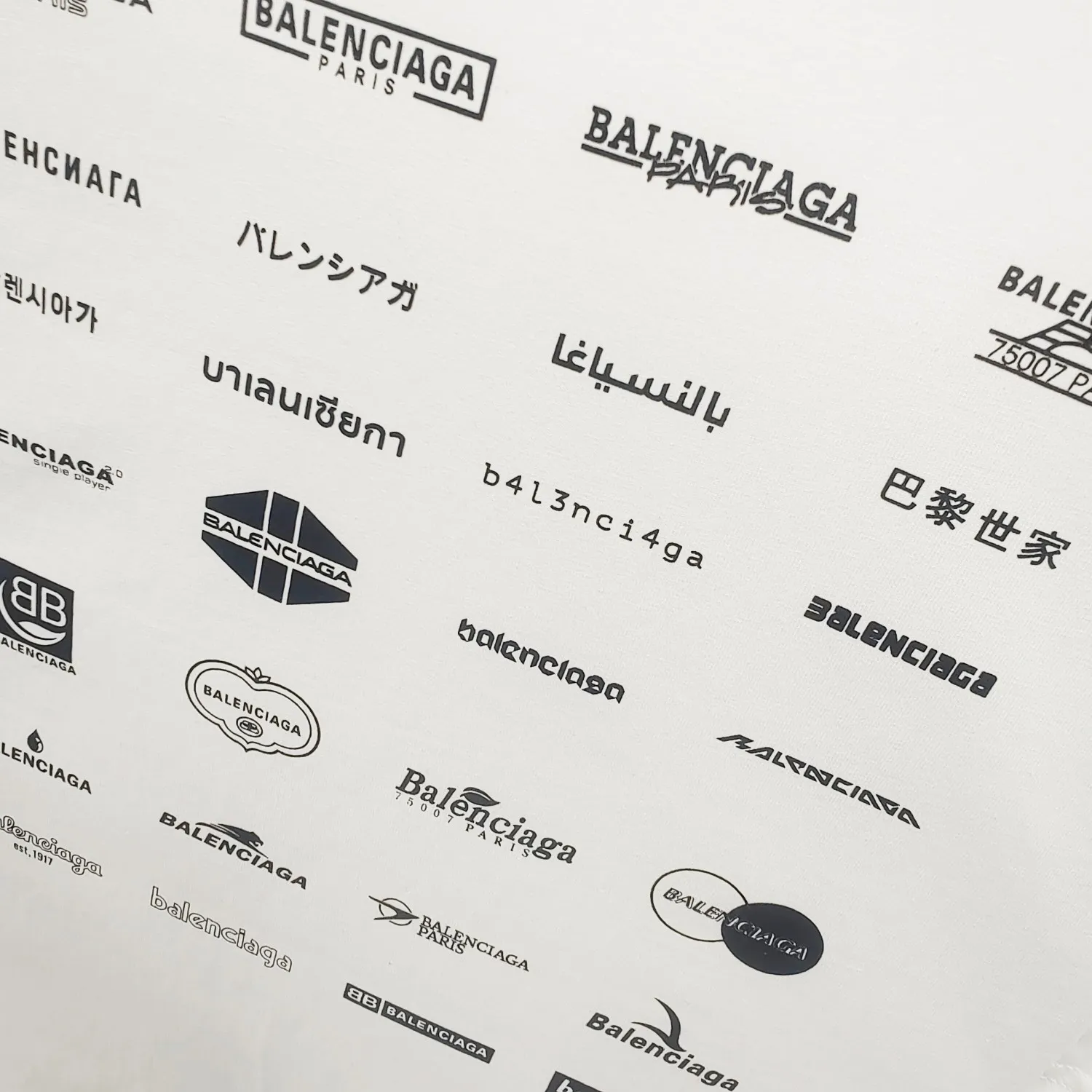 [New] The top version of Balenciaga BALENCIAGA is fully printed with LOGO slogans for male and female couples stars. The same style pure cotton loose short-sleeved T-shirt. Balenciaga was founded by Cristobal Balenciaga, a great genius designer who is known as the representative of the 20th century. For more than half a century since the brand was founded, Balenciaga has been famous for its fashion and elegance in the fashion industry. You can find any of your favorite logos on the front and back of this piece, Ness.  The front and rear printing uses low-coverage screen printing technology, and the glue is imported. The printing is very delicate, and the scratched out problems are very clear and there are no burrs. The fabric is made of 280g double-ply double-yarn pure cotton loose fabric, which is loose and breathable, has good drying effect, full drape and skin toning. Color: Black White Pink Size: XS-L P:240