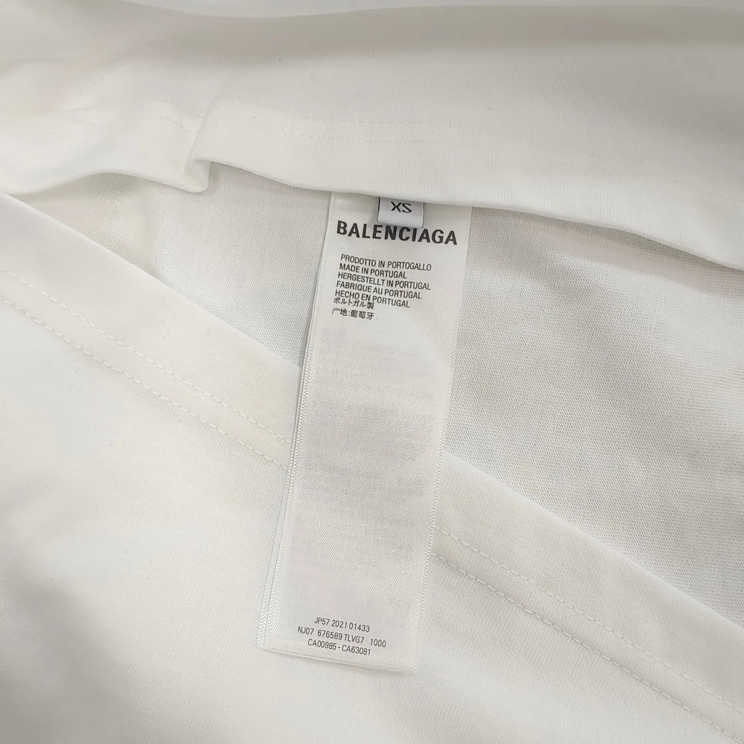 [New] The top version of Balenciaga BALENCIAGA is fully printed with LOGO slogans for male and female couples stars. The same style pure cotton loose short-sleeved T-shirt. Balenciaga was founded by Cristobal Balenciaga, a great genius designer who is known as the representative of the 20th century. For more than half a century since the brand was founded, Balenciaga has been famous for its fashion and elegance in the fashion industry. You can find any of your favorite logos on the front and back of this piece, Ness.  The front and rear printing uses low-coverage screen printing technology, and the glue is imported. The printing is very delicate, and the scratched out problems are very clear and there are no burrs. The fabric is made of 280g double-ply double-yarn pure cotton loose fabric, which is loose and breathable, has good drying effect, full drape and skin toning. Color: Black White Pink Size: XS-L P:240