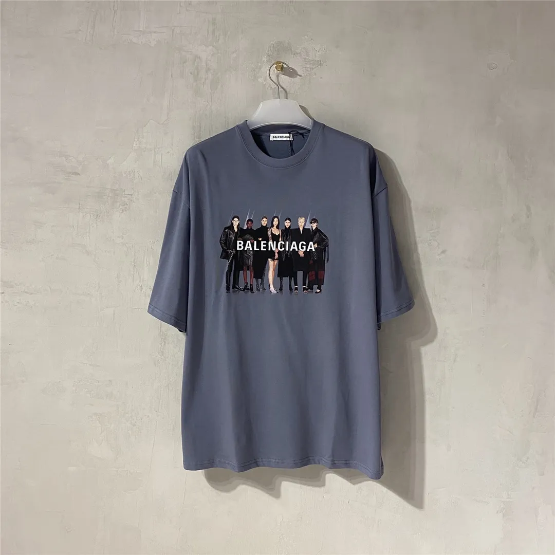 [Top version] BALENCIAGA Paris brick cabinet best-selling model Tiantuan band portrait round neck short sleeve # Original real shot tile detail picture‼ ️ Exclusive custom-woven 280g 32S double-yarn pure cotton material. The fabric is comfortable and soft. The large-area portrait pattern on the front adopts imported top anti-Kangli digital direct-injection printing technology (printing can achieve face recognition). Thread closing. Precision knitting. Double-layer fabric. Good closing effect. Hem is sewn with double stitching. OS loose version. Same style for men and women. Size: XS-L. Color: band gray. P:250.