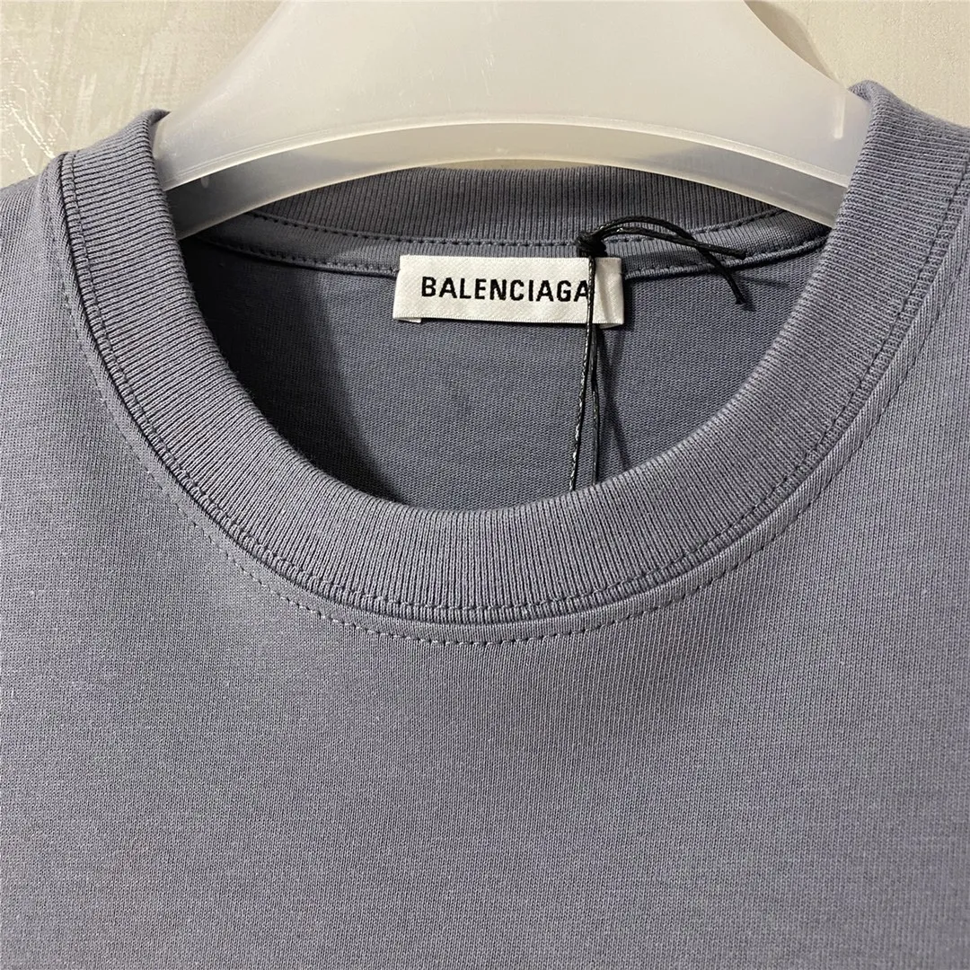 [Top version] BALENCIAGA Paris brick cabinet best-selling model Tiantuan band portrait round neck short sleeve # Original real shot tile detail picture‼ ️ Exclusive custom-woven 280g 32S double-yarn pure cotton material. The fabric is comfortable and soft. The large-area portrait pattern on the front adopts imported top anti-Kangli digital direct-injection printing technology (printing can achieve face recognition). Thread closing. Precision knitting. Double-layer fabric. Good closing effect. Hem is sewn with double stitching. OS loose version. Same style for men and women. Size: XS-L. Color: band gray. P:250.