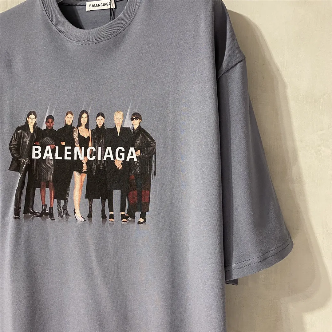 [Top version] BALENCIAGA Paris brick cabinet best-selling model Tiantuan band portrait round neck short sleeve # Original real shot tile detail picture‼ ️ Exclusive custom-woven 280g 32S double-yarn pure cotton material. The fabric is comfortable and soft. The large-area portrait pattern on the front adopts imported top anti-Kangli digital direct-injection printing technology (printing can achieve face recognition). Thread closing. Precision knitting. Double-layer fabric. Good closing effect. Hem is sewn with double stitching. OS loose version. Same style for men and women. Size: XS-L. Color: band gray. P:250.
