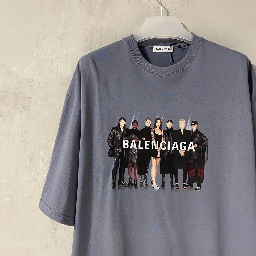 [Top version] BALENCIAGA Paris brick cabinet best-selling model Tiantuan band portrait round neck short sleeve # Original real shot tile detail picture‼ ️ Exclusive custom-woven 280g 32S double-yarn pure cotton material. The fabric is comfortable and soft. The large-area portrait pattern on the front adopts imported top anti-Kangli digital direct-injection printing technology (printing can achieve face recognition). Thread closing. Precision knitting. Double-layer fabric. Good closing effect. Hem is sewn with double stitching. OS loose version. Same style for men and women. Size: XS-L. Color: band gray. P:250.