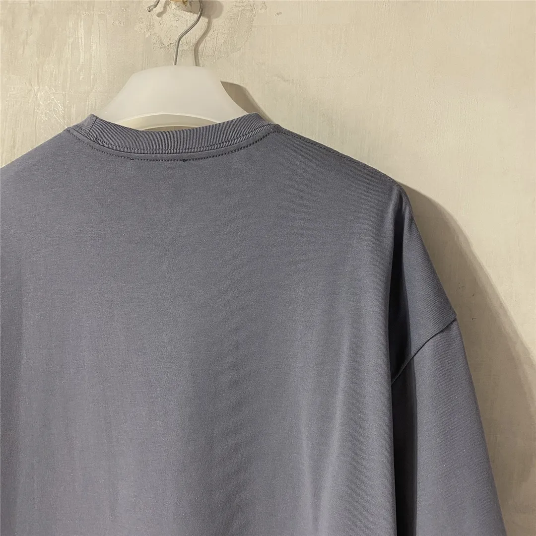 [Top version] BALENCIAGA Paris brick cabinet best-selling model Tiantuan band portrait round neck short sleeve # Original real shot tile detail picture‼ ️ Exclusive custom-woven 280g 32S double-yarn pure cotton material. The fabric is comfortable and soft. The large-area portrait pattern on the front adopts imported top anti-Kangli digital direct-injection printing technology (printing can achieve face recognition). Thread closing. Precision knitting. Double-layer fabric. Good closing effect. Hem is sewn with double stitching. OS loose version. Same style for men and women. Size: XS-L. Color: band gray. P:250.