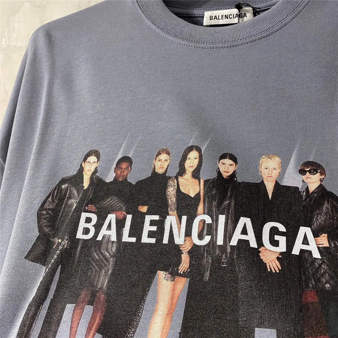 [Top version] BALENCIAGA Paris brick cabinet best-selling model Tiantuan band portrait round neck short sleeve # Original real shot tile detail picture‼ ️ Exclusive custom-woven 280g 32S double-yarn pure cotton material. The fabric is comfortable and soft. The large-area portrait pattern on the front adopts imported top anti-Kangli digital direct-injection printing technology (printing can achieve face recognition). Thread closing. Precision knitting. Double-layer fabric. Good closing effect. Hem is sewn with double stitching. OS loose version. Same style for men and women. Size: XS-L. Color: band gray. P:250.