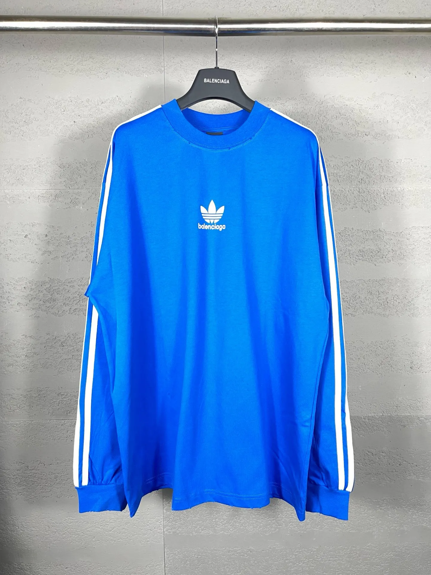 🅿️216 Actual pictures [Top version. Official website quality] BALENCI*GA/Paris co-branded Adidas Adidas clover three-stripe LOGO printed long-sleeved T-shirt #brick cabinet synchronization. Wait for a while to purchase and develop. Differentiating market currency, the fabric is made of Paris ZP custom-woven and dyed cotton double yarn. Weighing 260 grams, the cloth surface is clean. The cloth pattern is clear, soft and comfortable. The threads are dyed with no color difference. The classic pattern is printed with advanced materials, the letters are clear, three-dimensional, without burrs, and the brick cabinet is restored. Comparisons welcome. The version adopts OS loose shoulder design. Same style for men and women. Code: BL225008 Color: black, white, blue Size: XS S M L