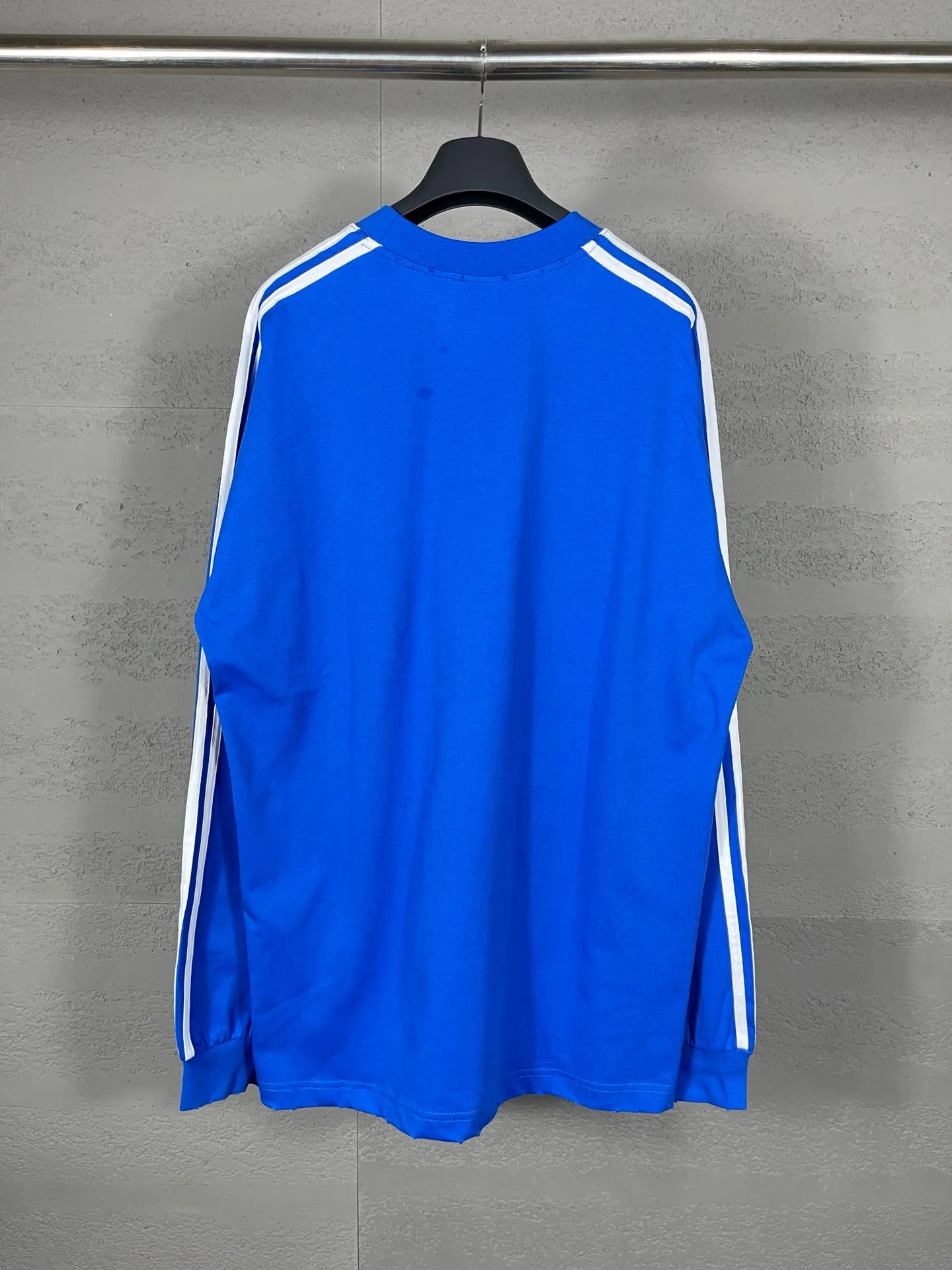 🅿️216 Actual pictures [Top version. Official website quality] BALENCI*GA/Paris co-branded Adidas Adidas clover three-stripe LOGO printed long-sleeved T-shirt #brick cabinet synchronization. Wait for a while to purchase and develop. Differentiating market currency, the fabric is made of Paris ZP custom-woven and dyed cotton double yarn. Weighing 260 grams, the cloth surface is clean. The cloth pattern is clear, soft and comfortable. The threads are dyed with no color difference. The classic pattern is printed with advanced materials, the letters are clear, three-dimensional, without burrs, and the brick cabinet is restored. Comparisons welcome. The version adopts OS loose shoulder design. Same style for men and women. Code: BL225008 Color: black, white, blue Size: XS S M L