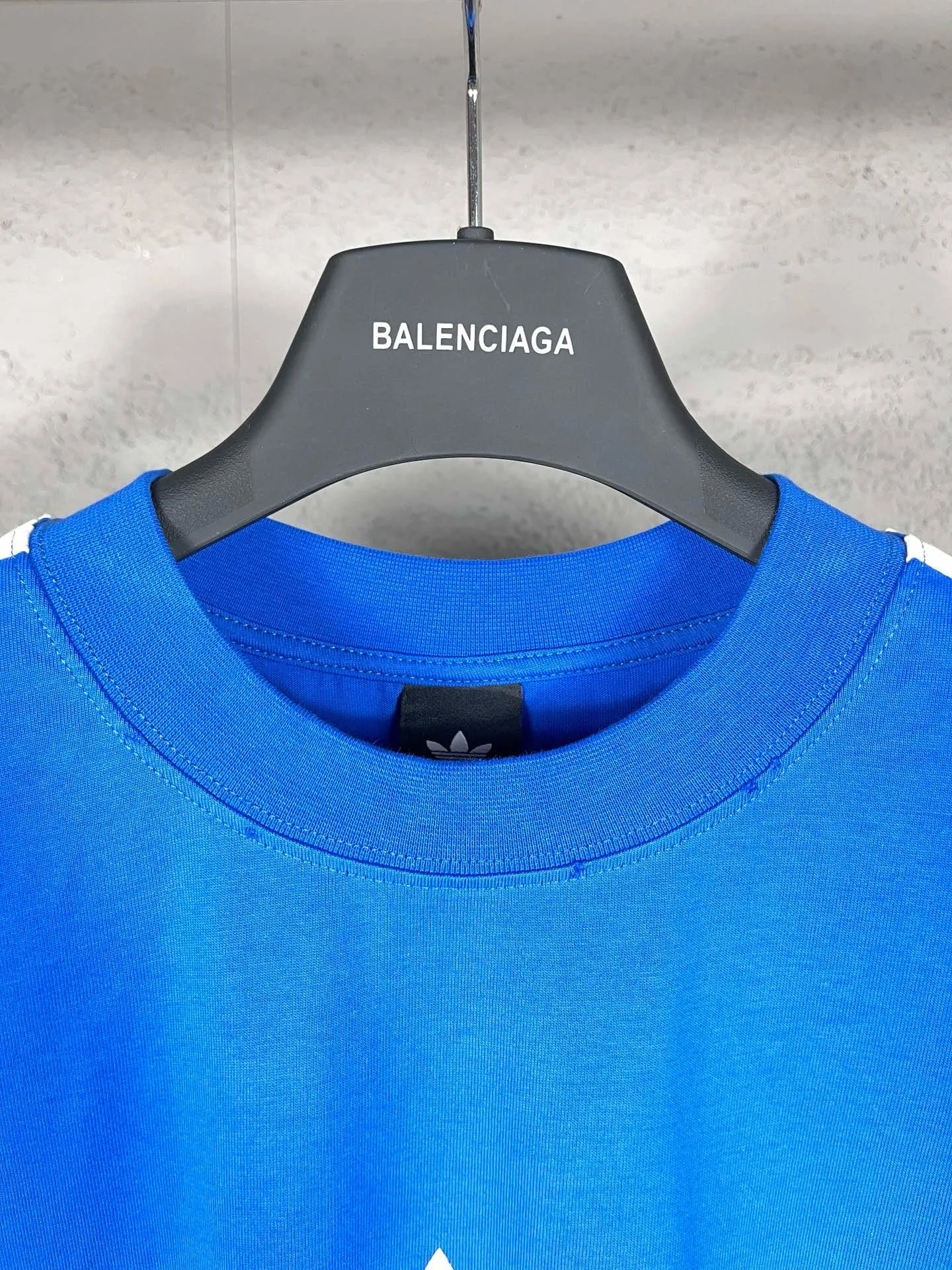 🅿️216 Actual pictures [Top version. Official website quality] BALENCI*GA/Paris co-branded Adidas Adidas clover three-stripe LOGO printed long-sleeved T-shirt #brick cabinet synchronization. Wait for a while to purchase and develop. Differentiating market currency, the fabric is made of Paris ZP custom-woven and dyed cotton double yarn. Weighing 260 grams, the cloth surface is clean. The cloth pattern is clear, soft and comfortable. The threads are dyed with no color difference. The classic pattern is printed with advanced materials, the letters are clear, three-dimensional, without burrs, and the brick cabinet is restored. Comparisons welcome. The version adopts OS loose shoulder design. Same style for men and women. Code: BL225008 Color: black, white, blue Size: XS S M L