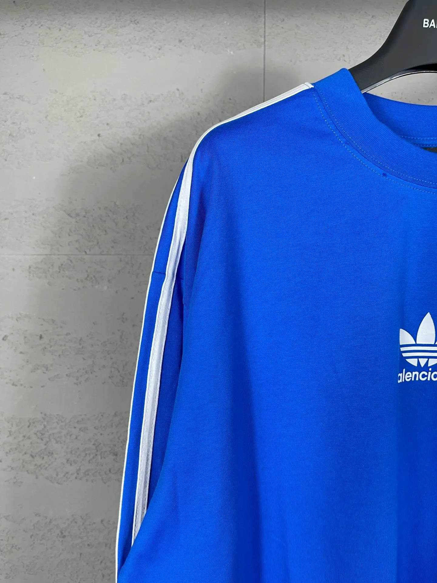 🅿️216 Actual pictures [Top version. Official website quality] BALENCI*GA/Paris co-branded Adidas Adidas clover three-stripe LOGO printed long-sleeved T-shirt #brick cabinet synchronization. Wait for a while to purchase and develop. Differentiating market currency, the fabric is made of Paris ZP custom-woven and dyed cotton double yarn. Weighing 260 grams, the cloth surface is clean. The cloth pattern is clear, soft and comfortable. The threads are dyed with no color difference. The classic pattern is printed with advanced materials, the letters are clear, three-dimensional, without burrs, and the brick cabinet is restored. Comparisons welcome. The version adopts OS loose shoulder design. Same style for men and women. Code: BL225008 Color: black, white, blue Size: XS S M L