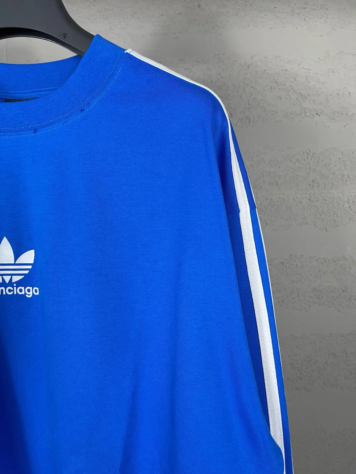 🅿️216 Actual pictures [Top version. Official website quality] BALENCI*GA/Paris co-branded Adidas Adidas clover three-stripe LOGO printed long-sleeved T-shirt #brick cabinet synchronization. Wait for a while to purchase and develop. Differentiating market currency, the fabric is made of Paris ZP custom-woven and dyed cotton double yarn. Weighing 260 grams, the cloth surface is clean. The cloth pattern is clear, soft and comfortable. The threads are dyed with no color difference. The classic pattern is printed with advanced materials, the letters are clear, three-dimensional, without burrs, and the brick cabinet is restored. Comparisons welcome. The version adopts OS loose shoulder design. Same style for men and women. Code: BL225008 Color: black, white, blue Size: XS S M L