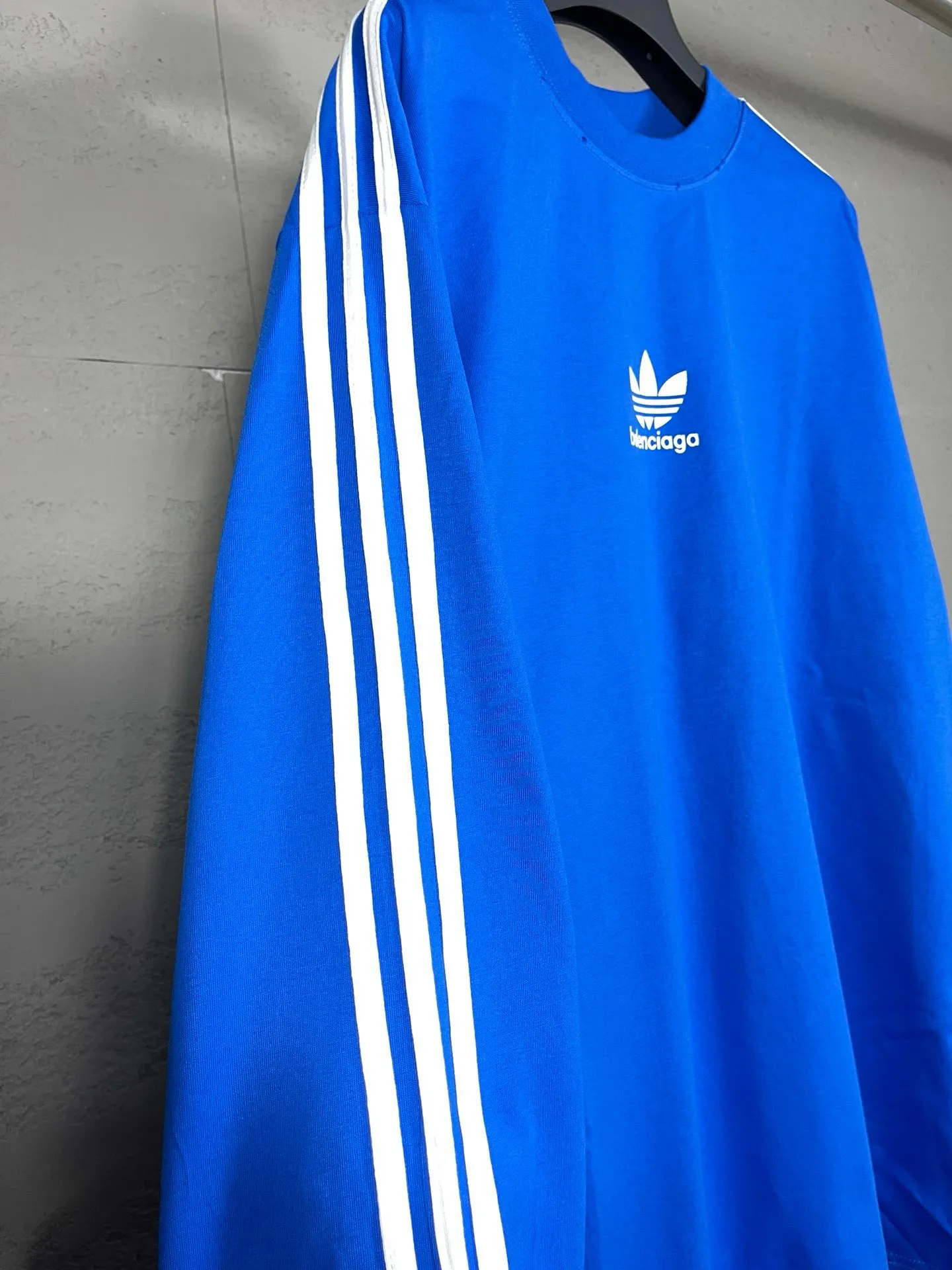 🅿️216 Actual pictures [Top version. Official website quality] BALENCI*GA/Paris co-branded Adidas Adidas clover three-stripe LOGO printed long-sleeved T-shirt #brick cabinet synchronization. Wait for a while to purchase and develop. Differentiating market currency, the fabric is made of Paris ZP custom-woven and dyed cotton double yarn. Weighing 260 grams, the cloth surface is clean. The cloth pattern is clear, soft and comfortable. The threads are dyed with no color difference. The classic pattern is printed with advanced materials, the letters are clear, three-dimensional, without burrs, and the brick cabinet is restored. Comparisons welcome. The version adopts OS loose shoulder design. Same style for men and women. Code: BL225008 Color: black, white, blue Size: XS S M L