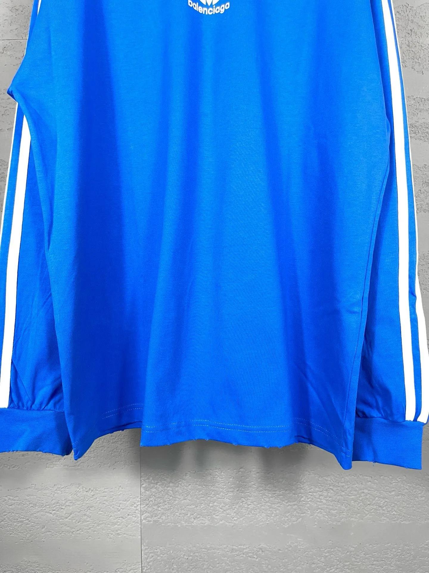 🅿️216 Actual pictures [Top version. Official website quality] BALENCI*GA/Paris co-branded Adidas Adidas clover three-stripe LOGO printed long-sleeved T-shirt #brick cabinet synchronization. Wait for a while to purchase and develop. Differentiating market currency, the fabric is made of Paris ZP custom-woven and dyed cotton double yarn. Weighing 260 grams, the cloth surface is clean. The cloth pattern is clear, soft and comfortable. The threads are dyed with no color difference. The classic pattern is printed with advanced materials, the letters are clear, three-dimensional, without burrs, and the brick cabinet is restored. Comparisons welcome. The version adopts OS loose shoulder design. Same style for men and women. Code: BL225008 Color: black, white, blue Size: XS S M L