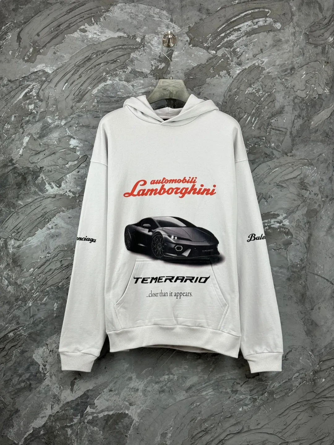 🅿️430 - BALENCI*GA Paris co-branded Lamborghini hooded zipper sweatshirt. The front and rear embroidery printing is done by computer direct printing. Customized matching hardware. The letters are clear. The effect is three-dimensional. Exclusively matched to the pattern, woven and dyed 460g fabric. Threads are dyed in the same cylinder with zero color difference. Brick cabinet synchronization. Welcome to compare. Same style for men and women -Color: black white -SIZE: Xs S M L Style number 8985#