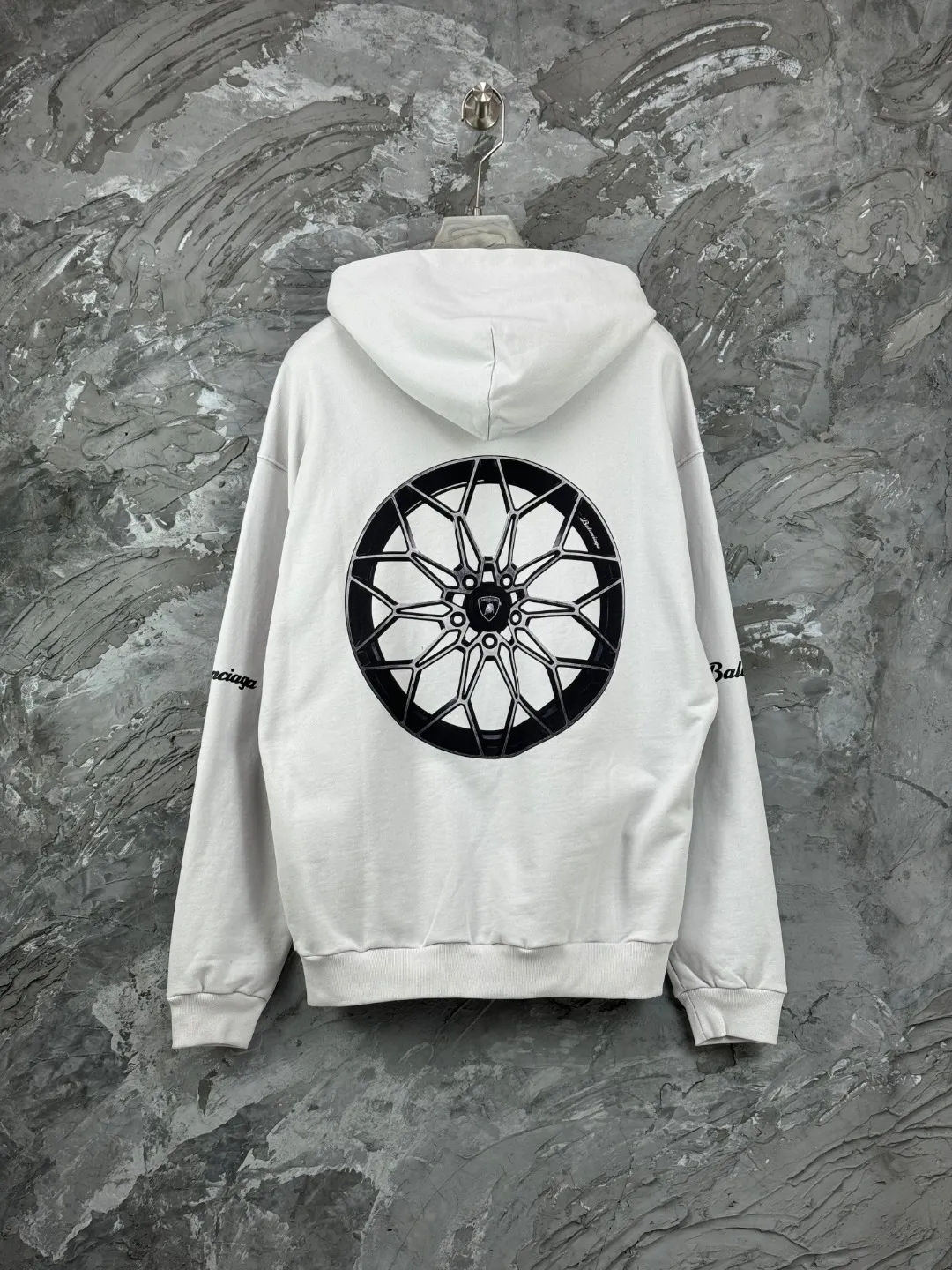 🅿️430 - BALENCI*GA Paris co-branded Lamborghini hooded zipper sweatshirt. The front and rear embroidery printing is done by computer direct printing. Customized matching hardware. The letters are clear. The effect is three-dimensional. Exclusively matched to the pattern, woven and dyed 460g fabric. Threads are dyed in the same cylinder with zero color difference. Brick cabinet synchronization. Welcome to compare. Same style for men and women -Color: black white -SIZE: Xs S M L Style number 8985#