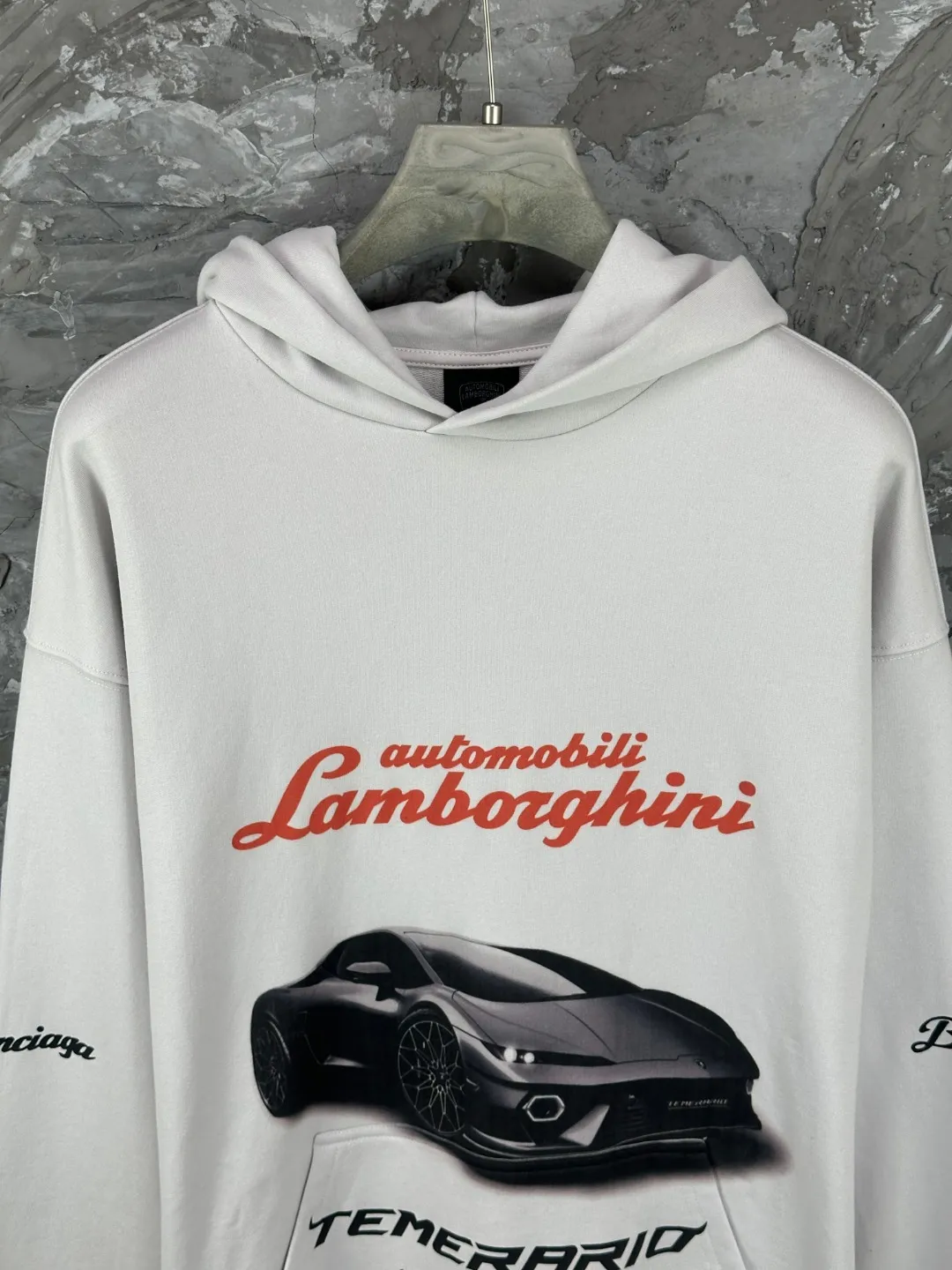 🅿️430 - BALENCI*GA Paris co-branded Lamborghini hooded zipper sweatshirt. The front and rear embroidery printing is done by computer direct printing. Customized matching hardware. The letters are clear. The effect is three-dimensional. Exclusively matched to the pattern, woven and dyed 460g fabric. Threads are dyed in the same cylinder with zero color difference. Brick cabinet synchronization. Welcome to compare. Same style for men and women -Color: black white -SIZE: Xs S M L Style number 8985#