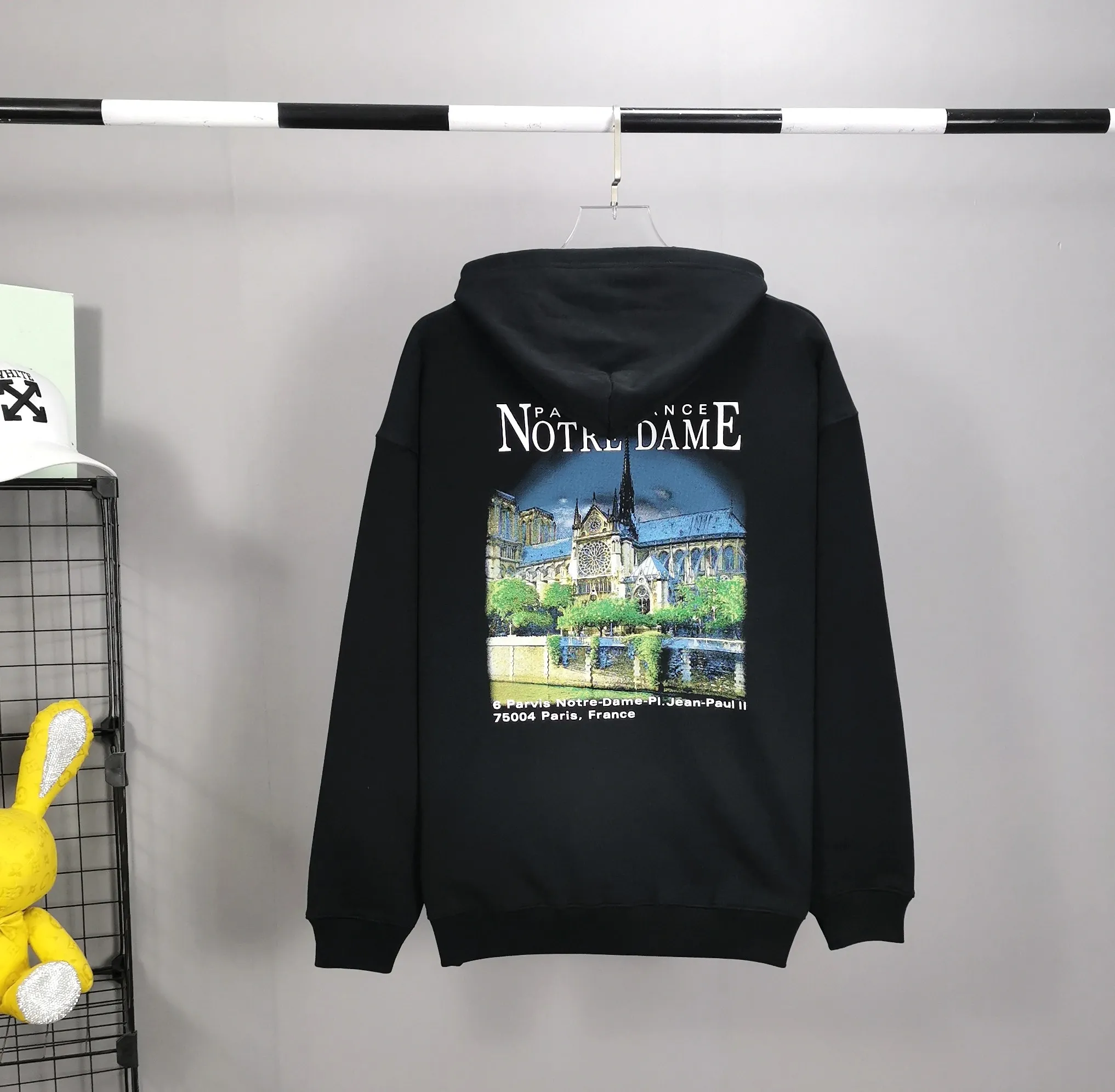 Top tested version BALENCIAGA Balenciaga Sacred Heart Cathedral Garden Notre Dame Castle loose pure cotton men and women couples the same style autumn and winter pure cotton hoodie hooded sweatshirt top quality, each piece has been garment washed. The printing process adopts Kornit Digital 7-color direct printing, which restores the picture quality in high definition. People, trees and buildings are clearly visible and layered. Letter printing details are processed without tooth edges! The cost of front and back printing is enough to buy a box of good cigarettes. Details are as shown in the picture, all products are visually photographed without any modification! The fabric is made of 480g combed cotton terry fabric, which is heavy-weight and has a full drape. The most important thing is that while ensuring the weight, it can also effectively exert its breathable and breathable effect! Exclusive quality shipment Original fabric Self-adhesive coding Counter tag Size: XS-L Color: Black White P: 480