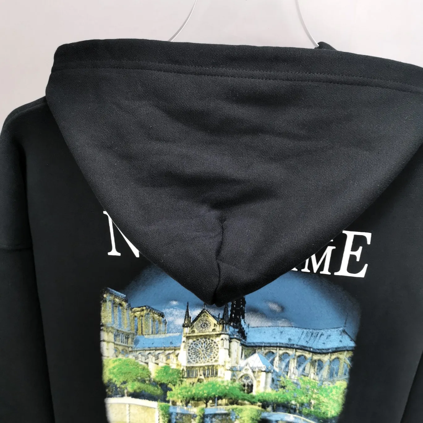 Top tested version BALENCIAGA Balenciaga Sacred Heart Cathedral Garden Notre Dame Castle loose pure cotton men and women couples the same style autumn and winter pure cotton hoodie hooded sweatshirt top quality, each piece has been garment washed. The printing process adopts Kornit Digital 7-color direct printing, which restores the picture quality in high definition. People, trees and buildings are clearly visible and layered. Letter printing details are processed without tooth edges! The cost of front and back printing is enough to buy a box of good cigarettes. Details are as shown in the picture, all products are visually photographed without any modification! The fabric is made of 480g combed cotton terry fabric, which is heavy-weight and has a full drape. The most important thing is that while ensuring the weight, it can also effectively exert its breathable and breathable effect! Exclusive quality shipment Original fabric Self-adhesive coding Counter tag Size: XS-L Color: Black White P: 480