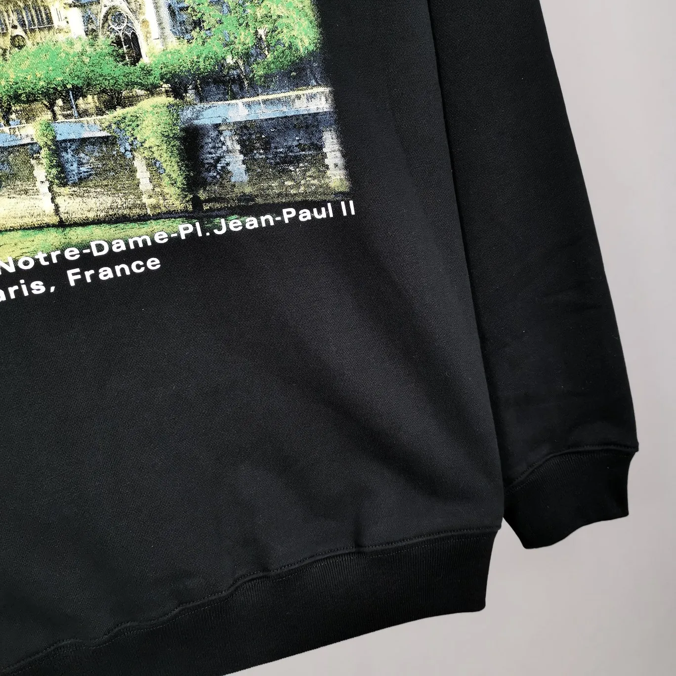 Top tested version BALENCIAGA Balenciaga Sacred Heart Cathedral Garden Notre Dame Castle loose pure cotton men and women couples the same style autumn and winter pure cotton hoodie hooded sweatshirt top quality, each piece has been garment washed. The printing process adopts Kornit Digital 7-color direct printing, which restores the picture quality in high definition. People, trees and buildings are clearly visible and layered. Letter printing details are processed without tooth edges! The cost of front and back printing is enough to buy a box of good cigarettes. Details are as shown in the picture, all products are visually photographed without any modification! The fabric is made of 480g combed cotton terry fabric, which is heavy-weight and has a full drape. The most important thing is that while ensuring the weight, it can also effectively exert its breathable and breathable effect! Exclusive quality shipment Original fabric Self-adhesive coding Counter tag Size: XS-L Color: Black White P: 480