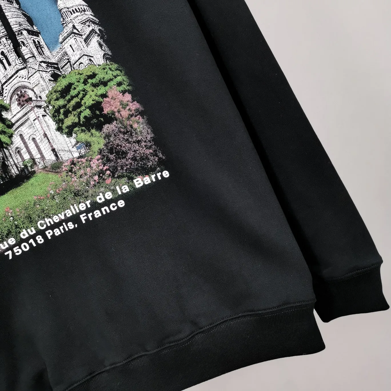 Top tested version BALENCIAGA Balenciaga Sacred Heart Cathedral Garden Notre Dame Castle loose pure cotton men and women couples the same style autumn and winter pure cotton hoodie hooded sweatshirt top quality, each piece has been garment washed. The printing process adopts Kornit Digital 7-color direct printing, which restores the picture quality in high definition. People, trees and buildings are clearly visible and layered. Letter printing details are processed without tooth edges! The cost of front and back printing is enough to buy a box of good cigarettes. Details are as shown in the picture, all products are visually photographed without any modification! The fabric is made of 480g combed cotton terry fabric, which is heavy-weight and has a full drape. The most important thing is that while ensuring the weight, it can also effectively exert its breathable and breathable effect! Exclusive quality shipment Original fabric Self-adhesive coding Counter tag Size: XS-L Color: Black White P: 480